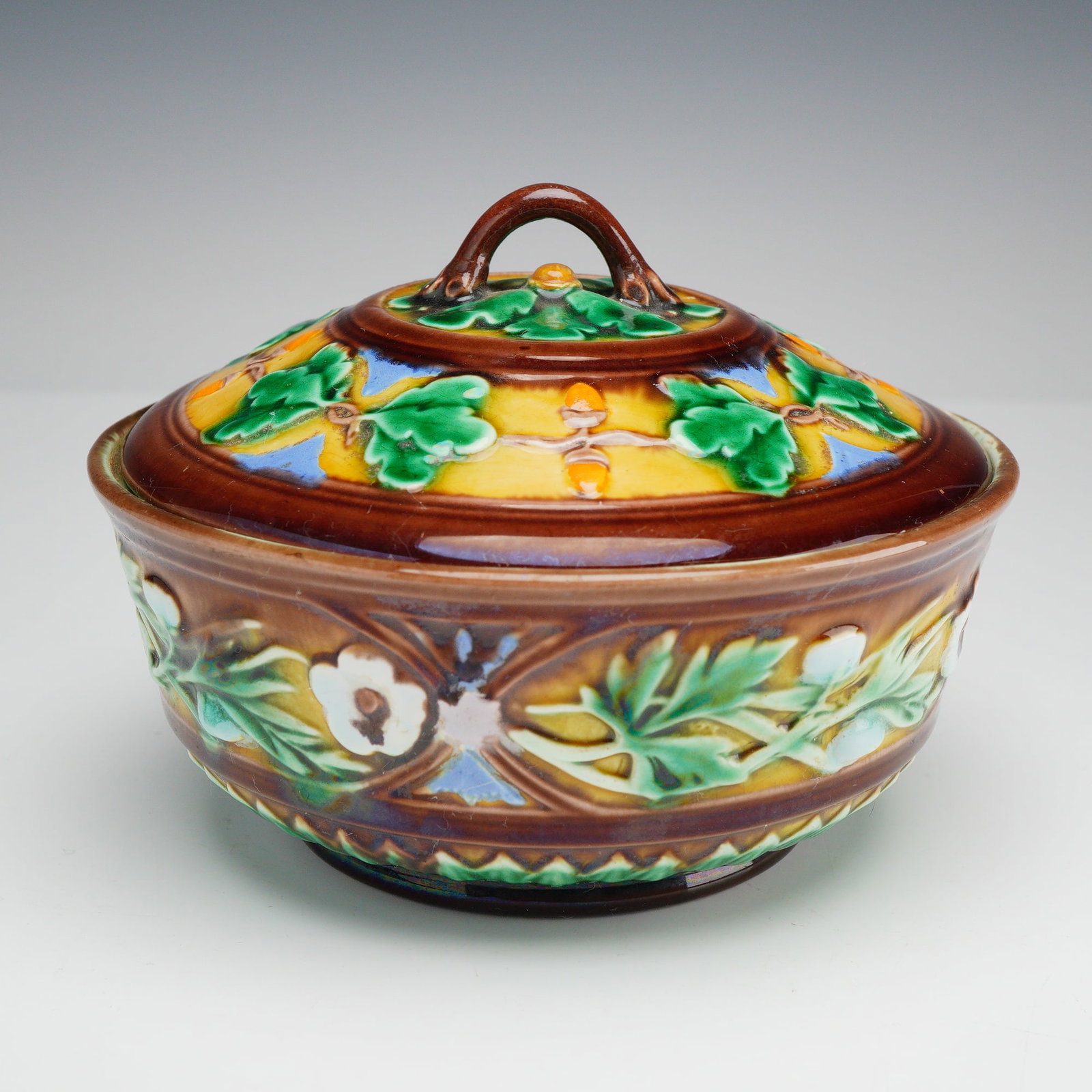Wedgwood Majolica Oak Leaf and Acorn Lidded Bowl (1 of 3)