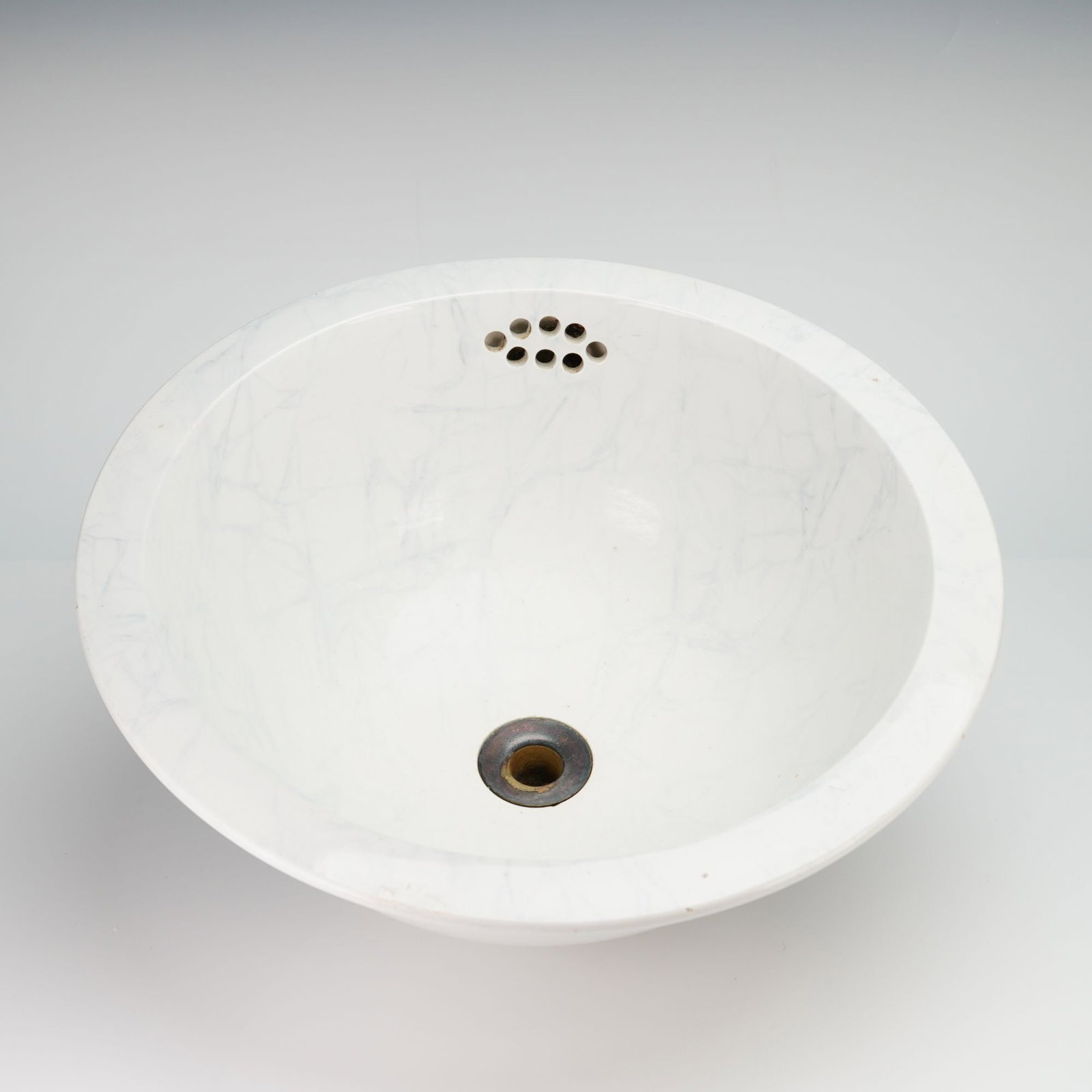Wedgwood Pearlware Circular Lavatory Wash Basin: A Josiah Wedgwood and Sons pearlware ceramic wash basin from the Rubin Collection. This circular undermount lavatory sink features a wide flat rim and a deep bowl. The interior wall is designed with a