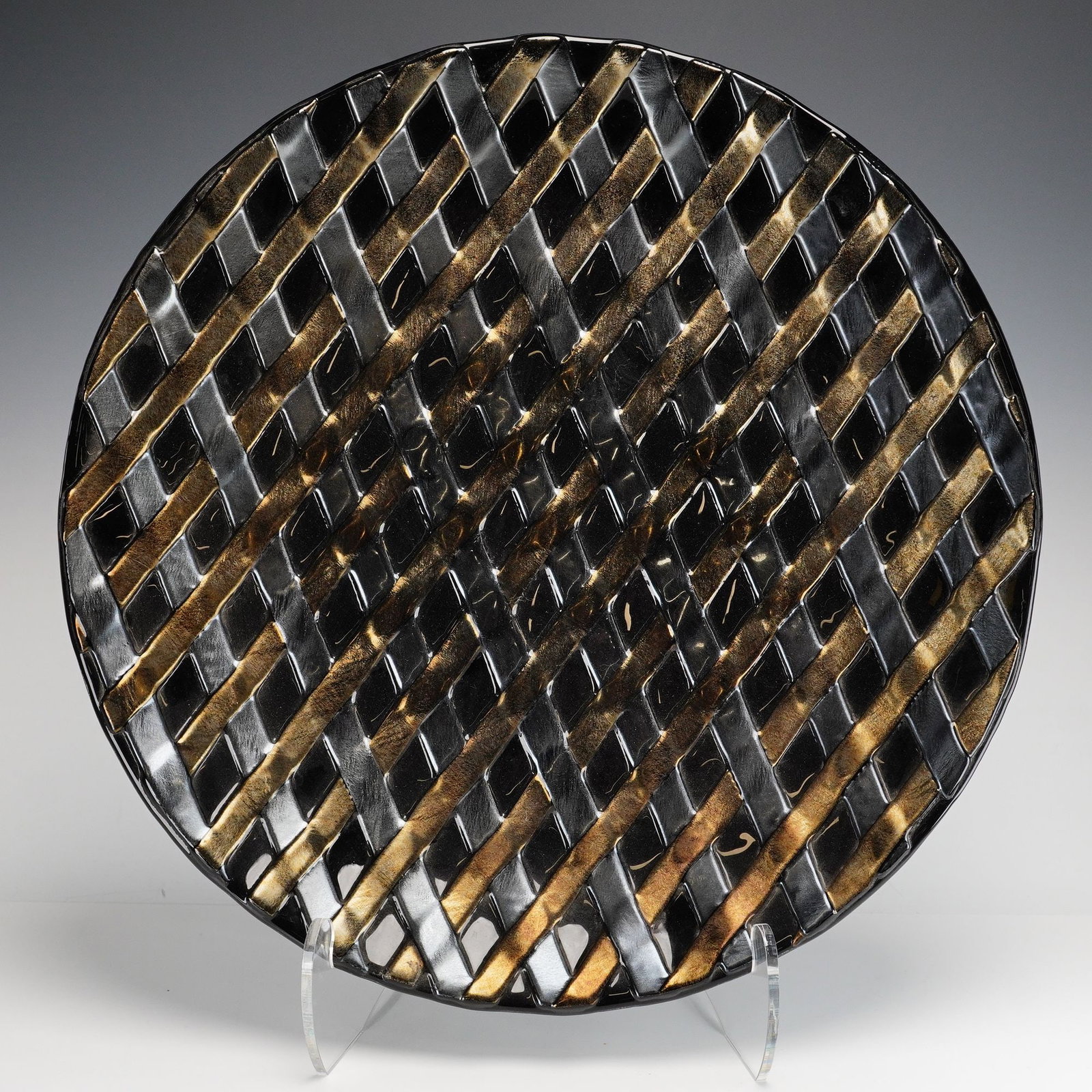 Richard Marquis Studio Glass Rubin Platter 1976: A kiln-formed studio glass platter by American artist Richard Marquis (born 1945), identified as the Rubin pattern. This 1976 piece features a complex diagonal lattice or woven design composed of over