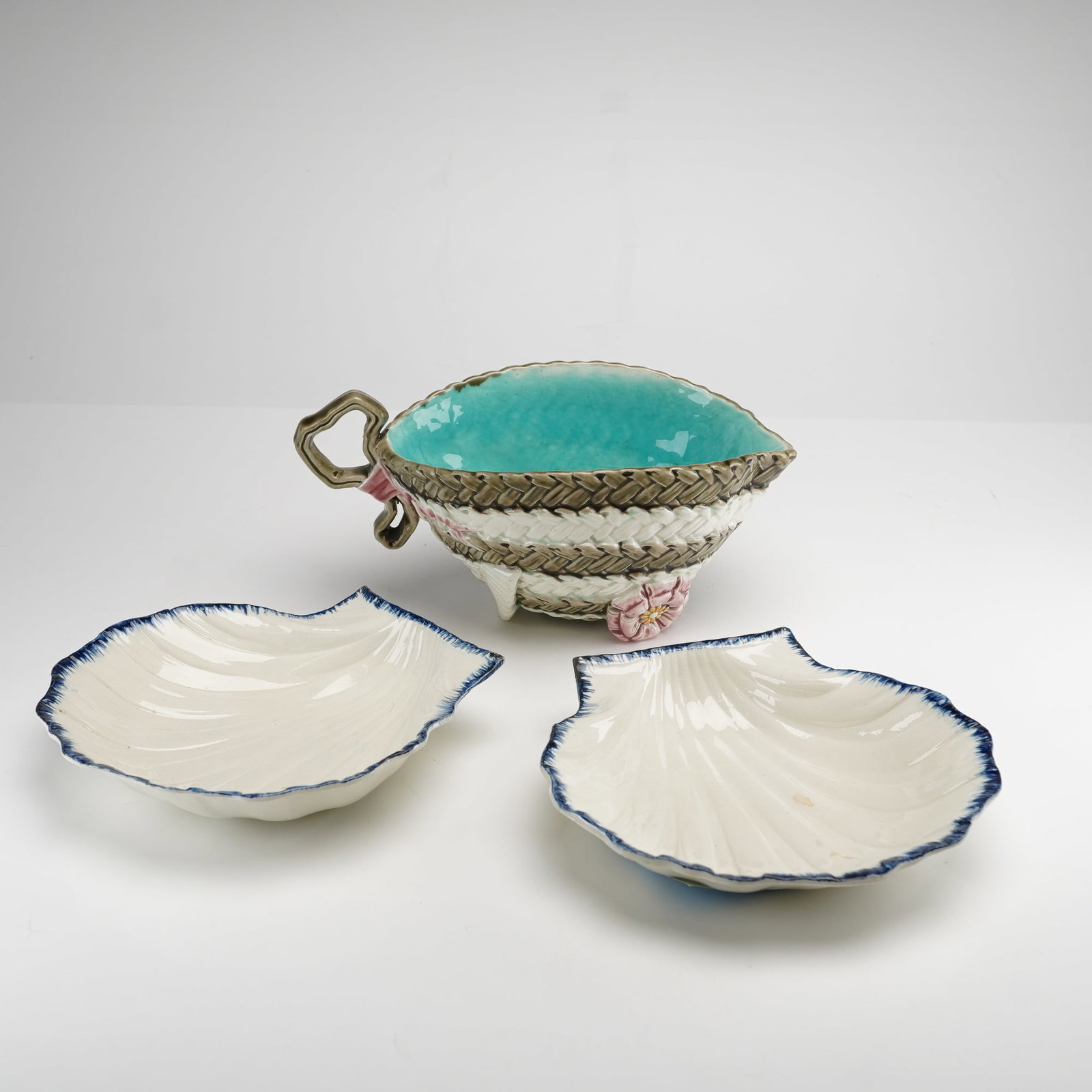 Group of Three Wedgwood Shell Plates and a Majolica Sauce Boat (1 of 5)