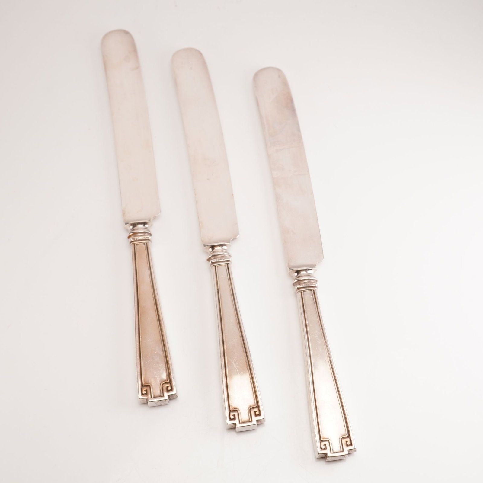 3pc Gorham Sterling Silver and Steel Knives, Etruscan: This 3-piece collection features Gorham sterling silver and steel knives in the Etruscan pattern. Produced from 1913 to 1991, the Etruscan pattern showcases a Greco-Roman revival design with a