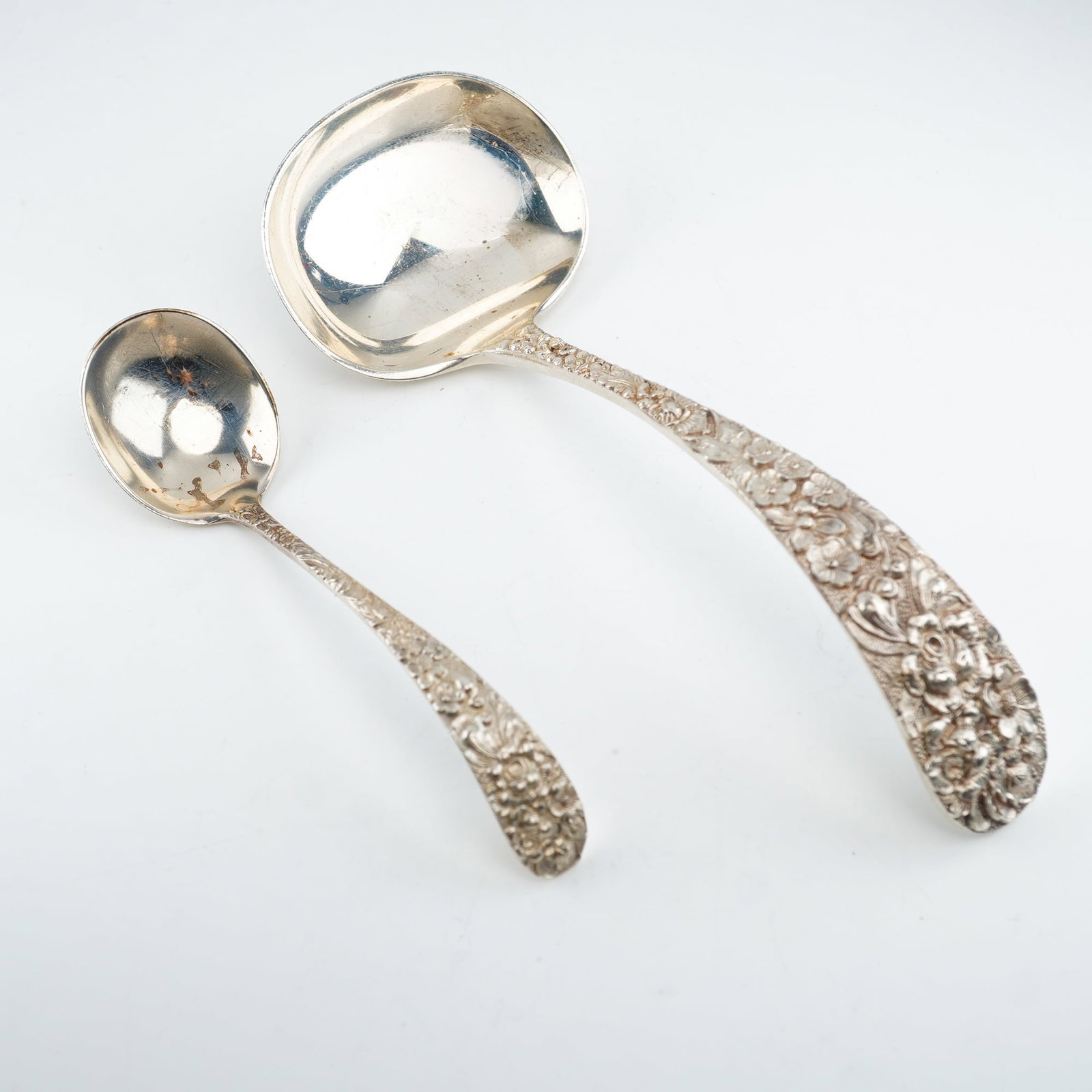 2pc Kirk Stieff Sterling Silver Gravy and Cream Ladles, Stieff Rose: A pair of sterling silver serving ladles in the renowned Stieff Rose pattern by Kirk Stieff, first introduced in 1892. The set includes a gravy ladle and a smaller ladle for cream or sauce, each featu