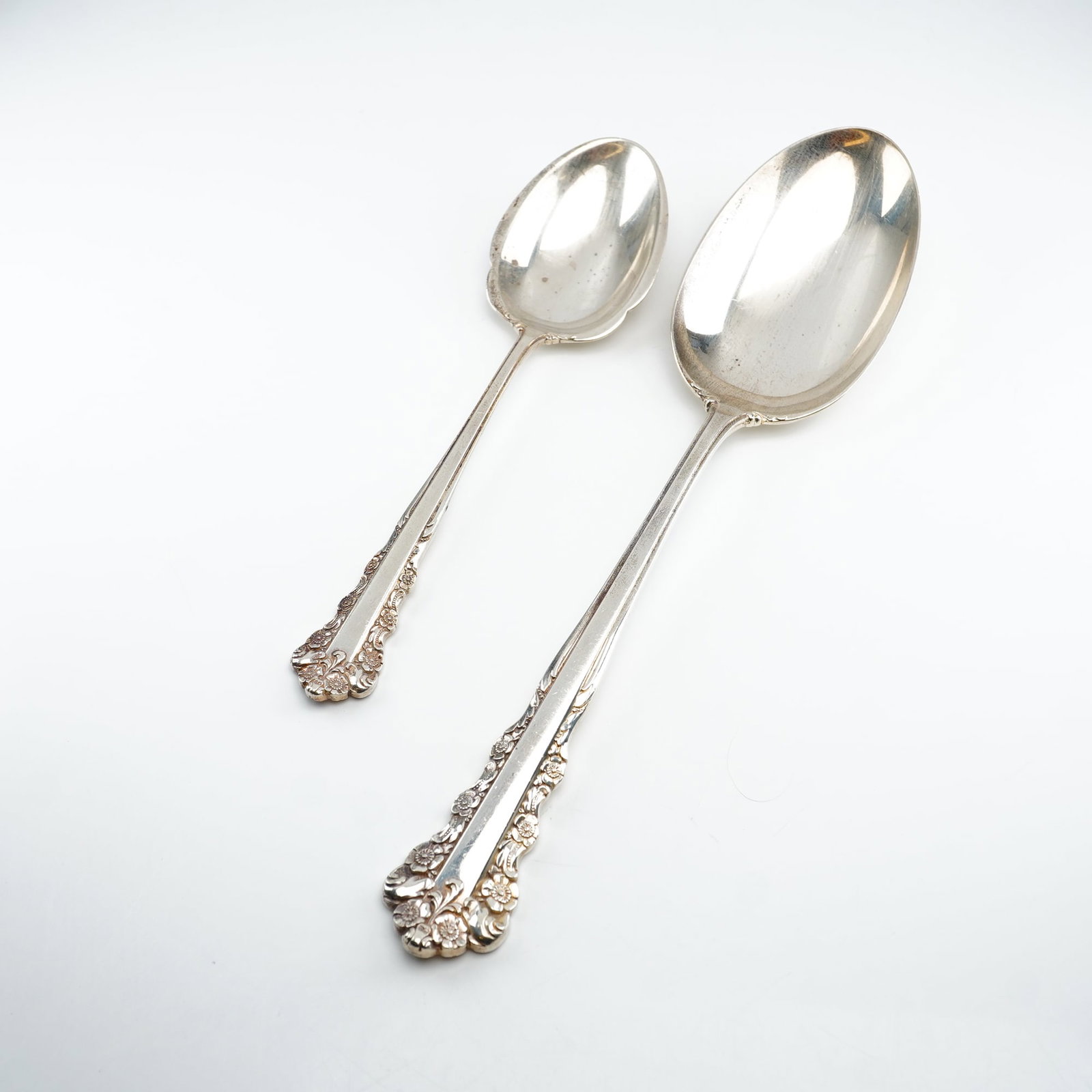 2pc Lunt Sterling Silver Serving Spoons, Belle Meade: 2pc Lunt Sterling Silver Serving Spoons, Belle Meade pattern. Set includes a tablespoon serving spoon and a sugar serving spoon. Produced by Lunt Silversmiths between 1967"1997, featuring ornate Rococ