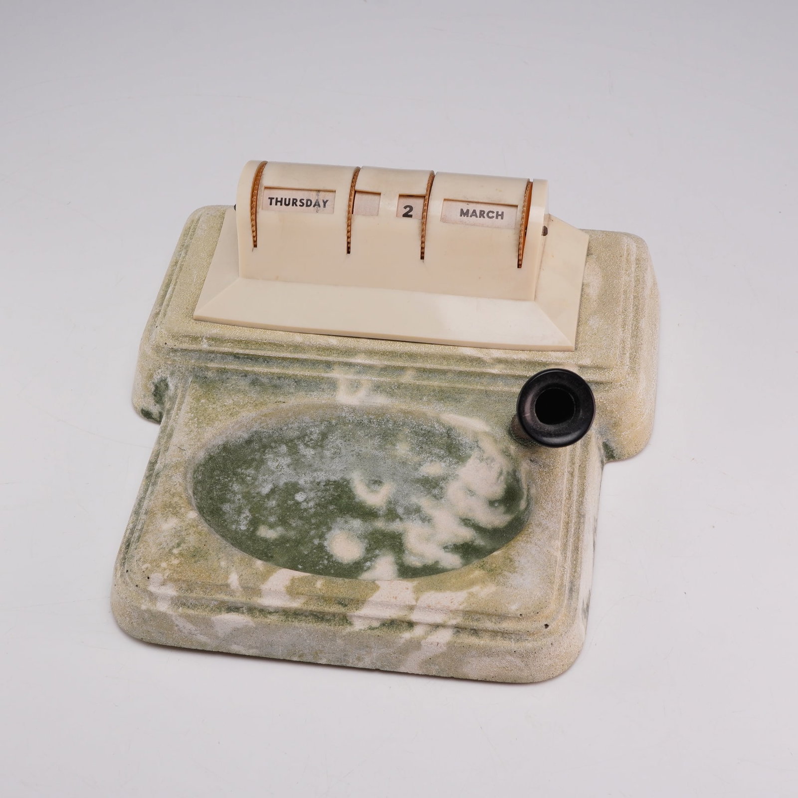Art Deco Style Serolite Desk Set with Perpetual Calendar and Pen Holder: This desktop set is comprised of a molded Serolite base, a cast composite material featuring a green and white mottled pattern intended to simulate hardstone. The assembly includes a manual perpetual