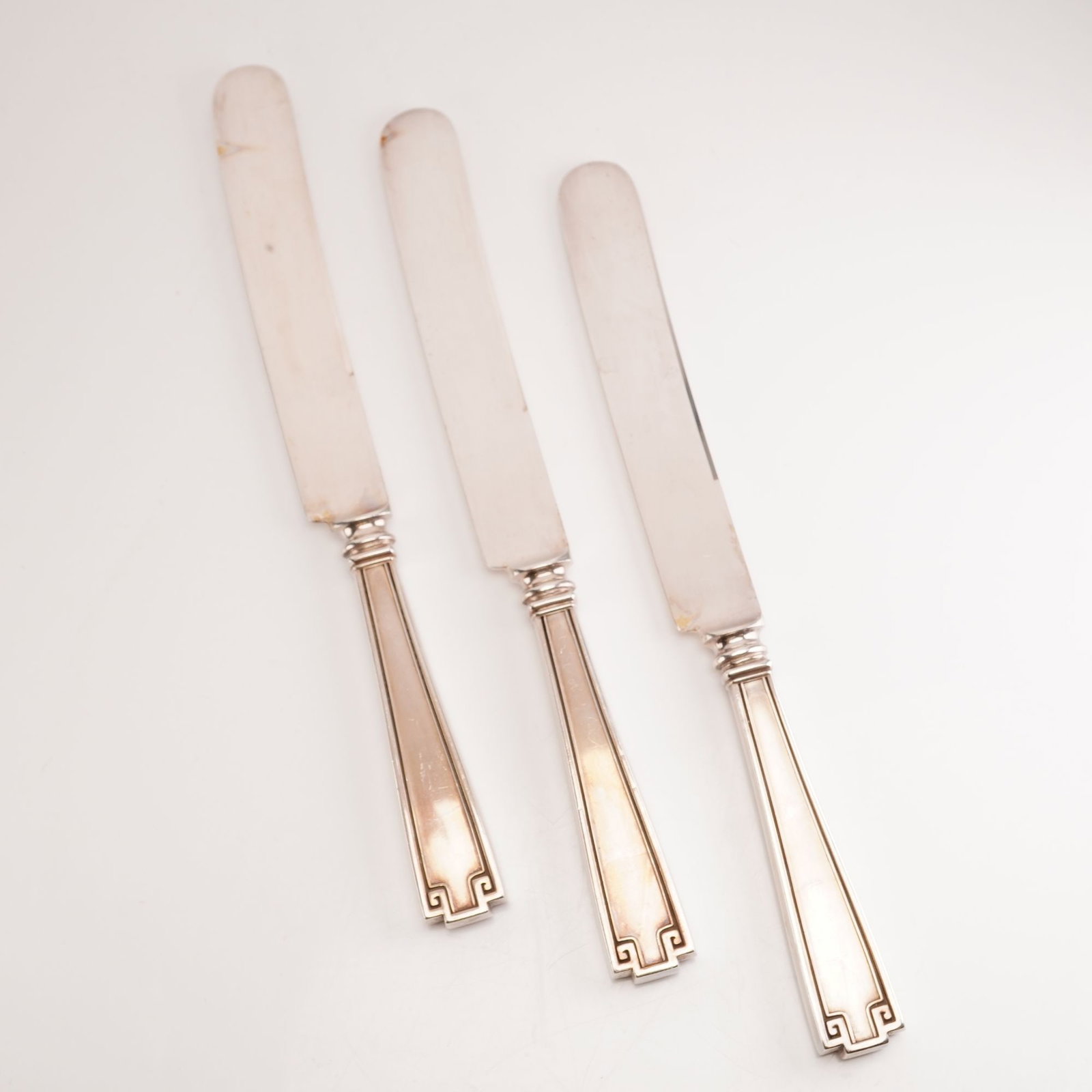 3pc Gorham Sterling Silver and Steel Knives, Etruscan: This 3-piece set includes Gorham sterling silver and steel knives in the highly collectible Etruscan pattern. Manufactured between 1913 and 1991, the pattern is inspired by Greco-Roman revival styling