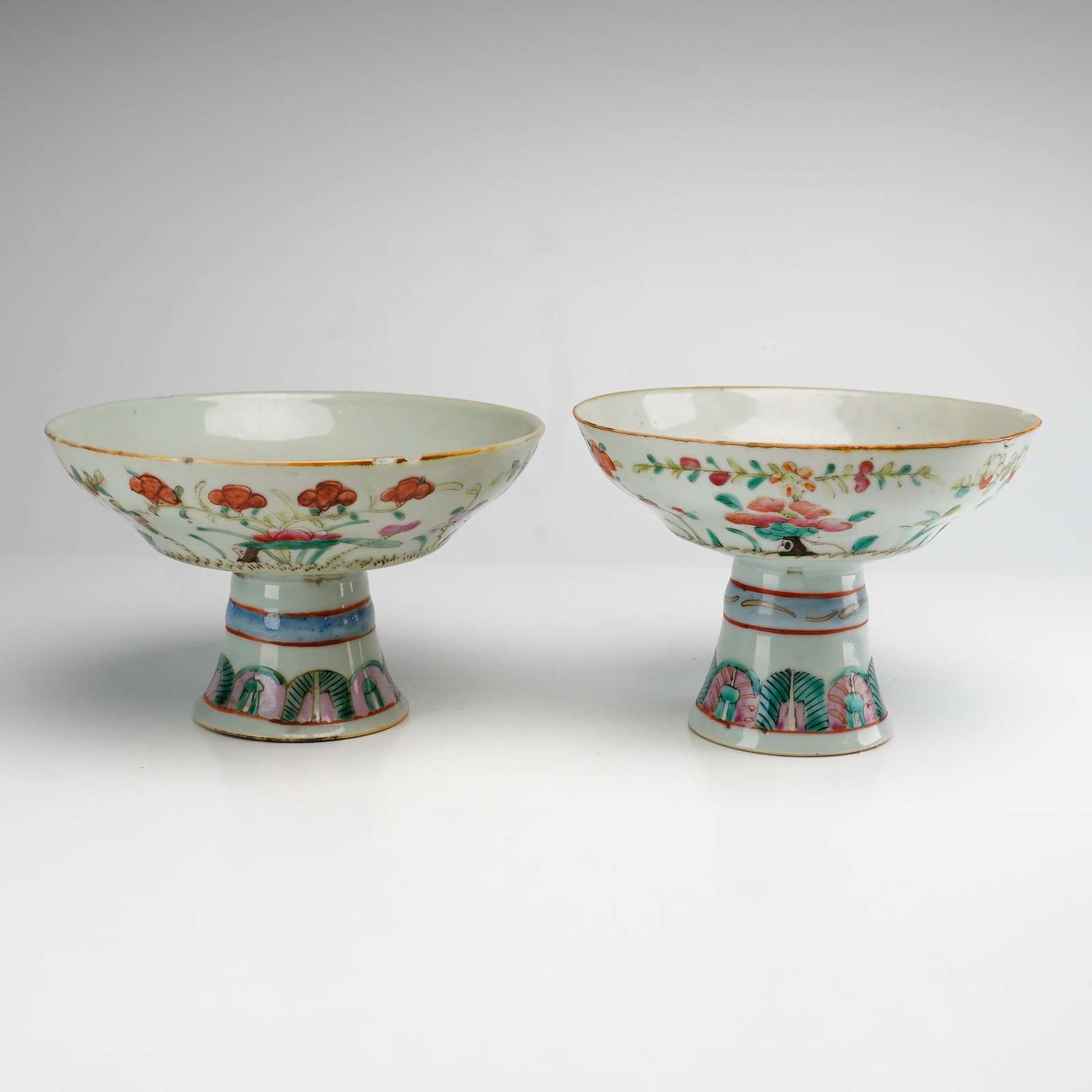 Pair of Chinese Porcelain Hand-Decorated Raised Bowls: A pair of Chinese export porcelain stem bowls, also known as tazze, likely dating to the late 19th century during the Tongzhi (1862-1874) or Guangxu (1875-1908) periods. These 2pc Chinese porcelain ha