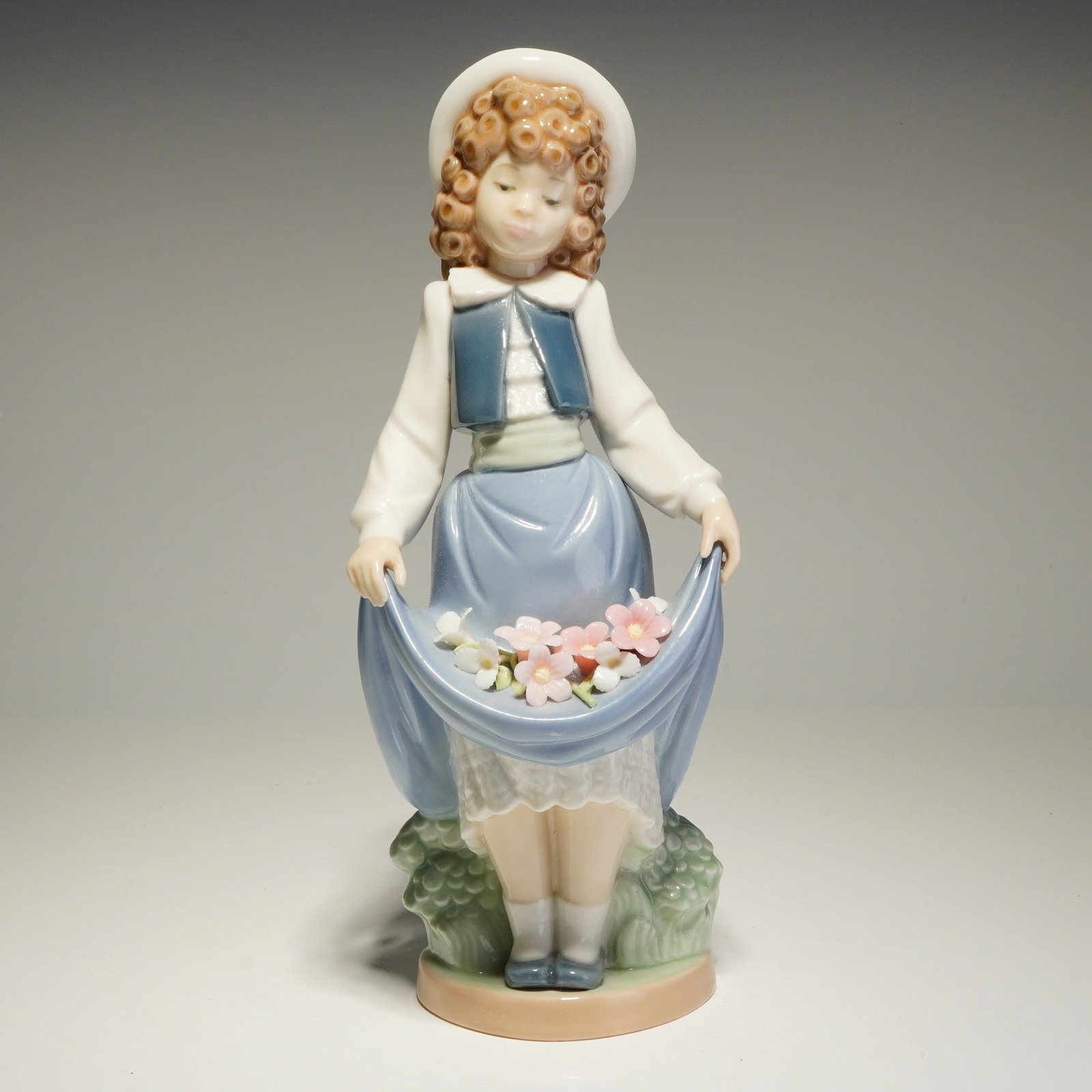 Nao by Lladro Porcelain Figurine The School Girl Number 1005 (1 of 4)