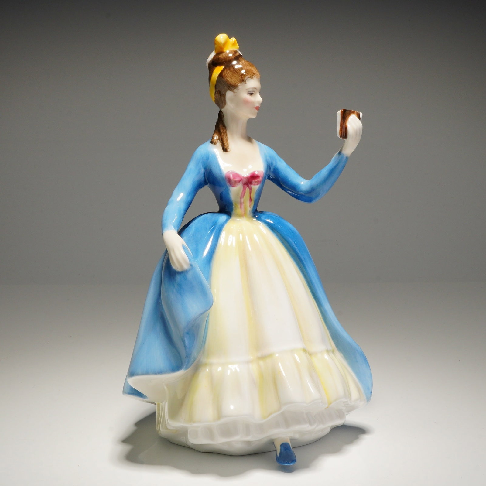 Royal Doulton Figurine Leading Lady HN 2269 (1 of 4)