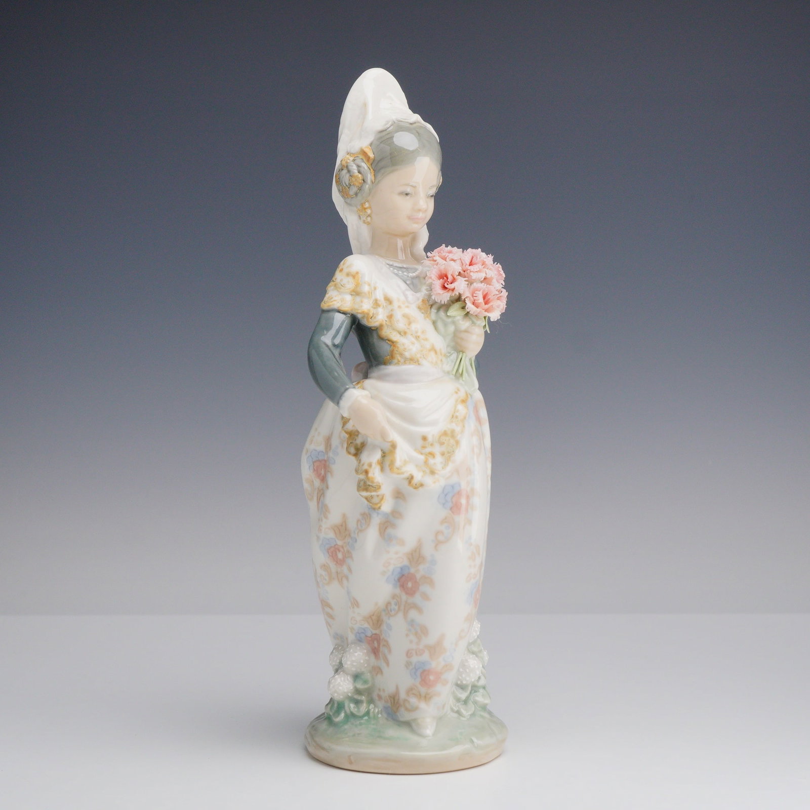 Lladro Porcelain Figurine Valencian Lady 01001304 (1 of 3)