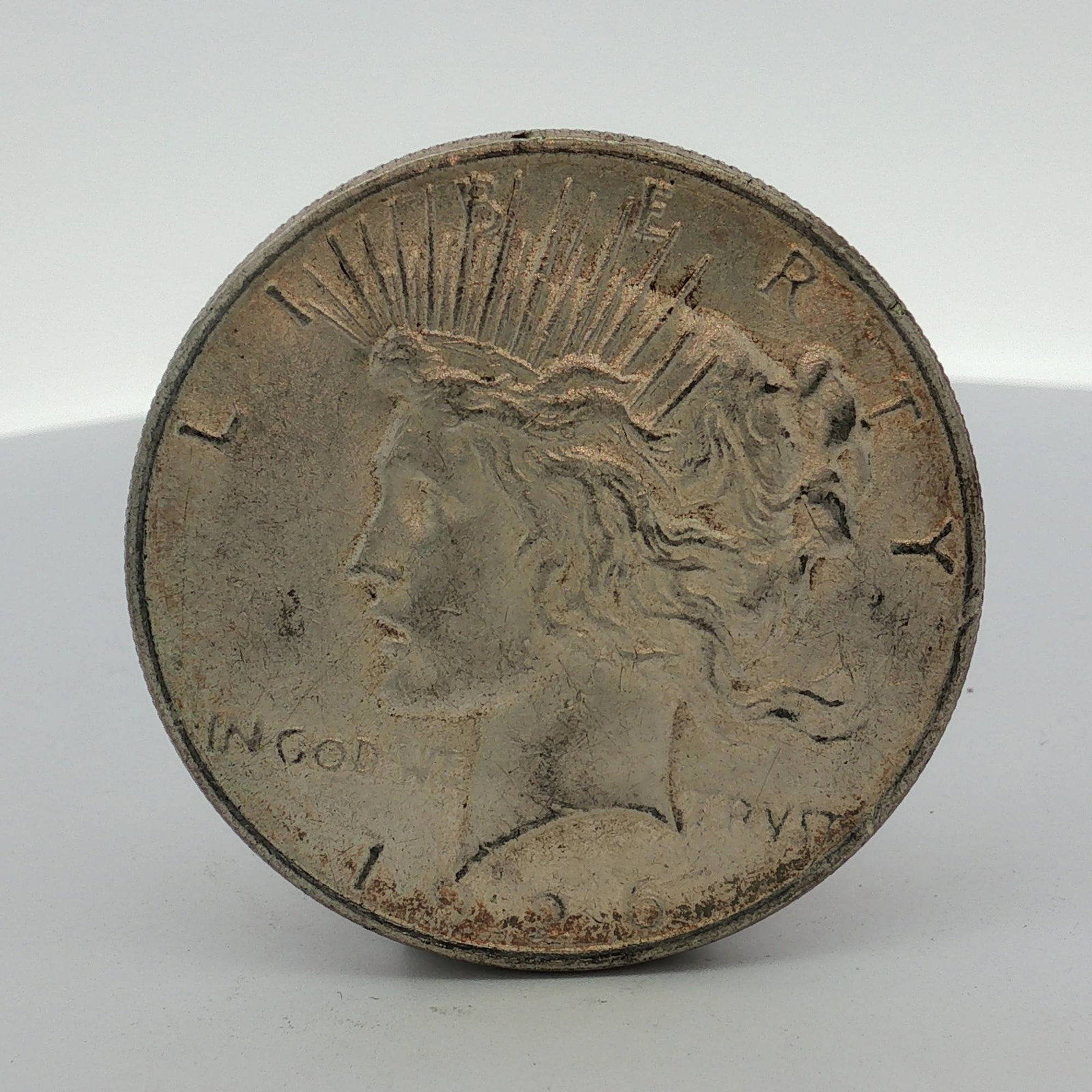 US 1922 Peace Silver Dollar: US 1922 Peace silver dollar struck at the Philadelphia Mint. This coin is composed of 90 percent silver and 10 percent copper. The specimen features the standard Peace dollar obverse and reverse