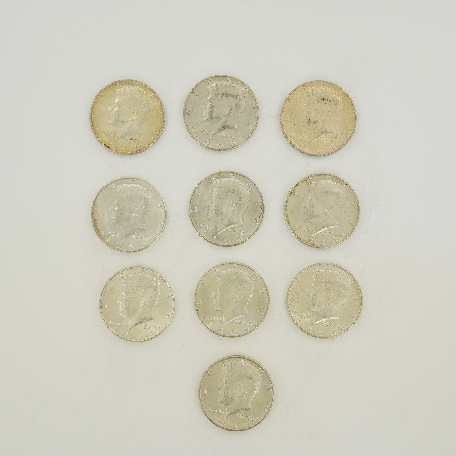 US 1964 Kennedy Half Dollars, $5.00 Face Value: A collection of US Kennedy half dollars, all dated 1964, with a $5.00 face value. Struck in a 90% silver and 10% copper composition, these coins feature the Kennedy obverse and the Presidential Seal r