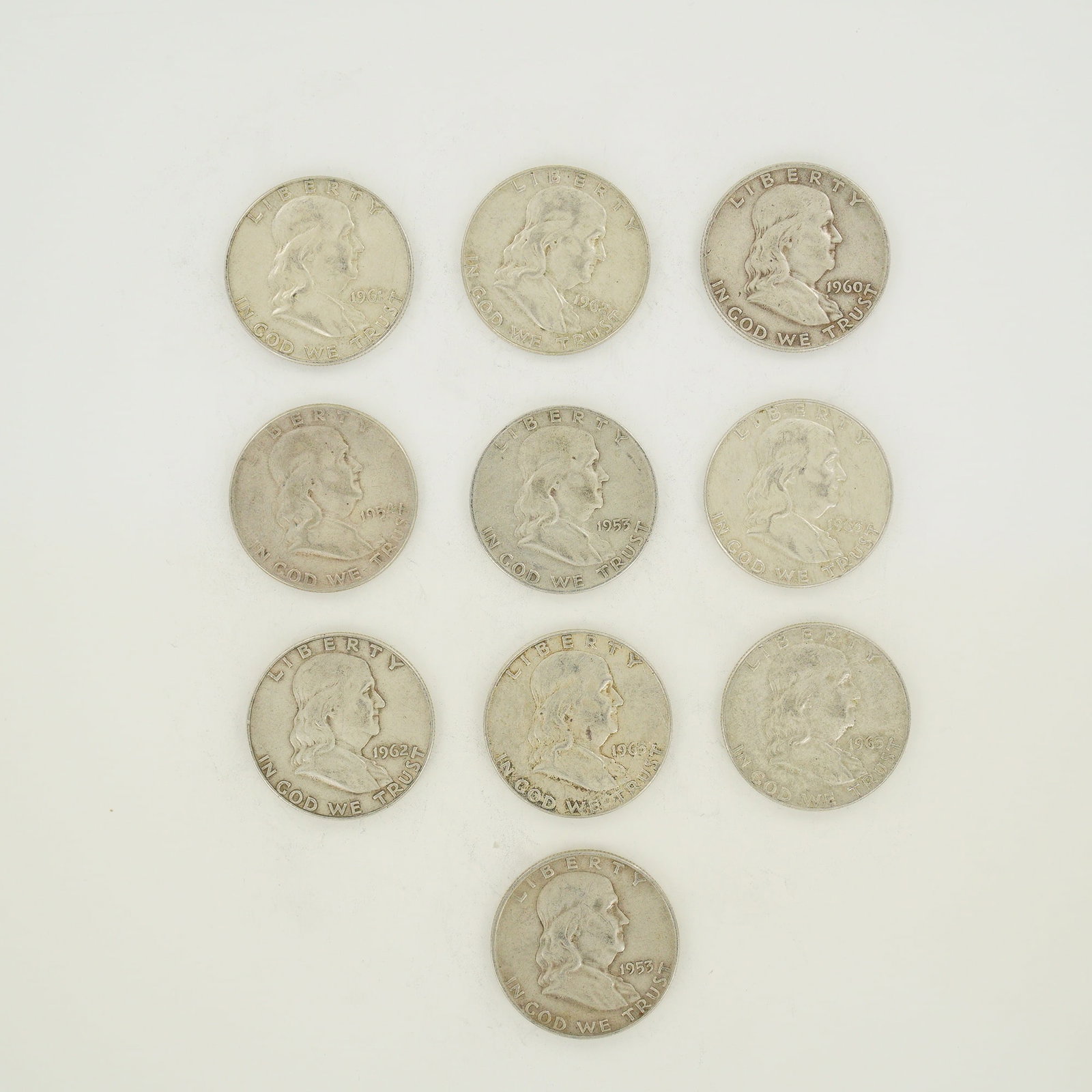 A Collection of US Ben Franklin 90% Silver Half Dollars: A collection of US half dollars featuring the Ben Franklin obverse and Liberty Bell reverse. These coins are struck in 90% silver and 10% copper. The assortment includes dates from 1953, 1954, 1960, 1