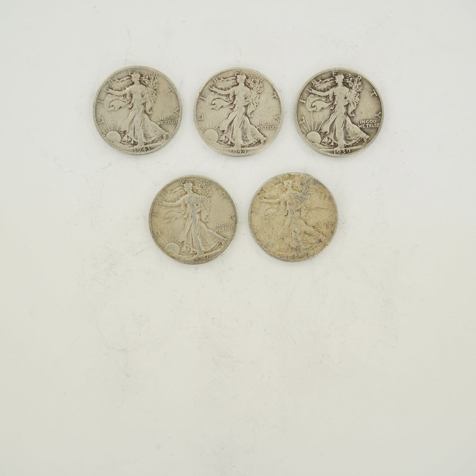 A Collection of US Walking Liberty Silver Half Dollars: A collection of US silver half dollars featuring the Walking Liberty obverse and eagle reverse. The group includes specimens with dates including 1939, 1943, 1944, and 1946. These coins are struck in 