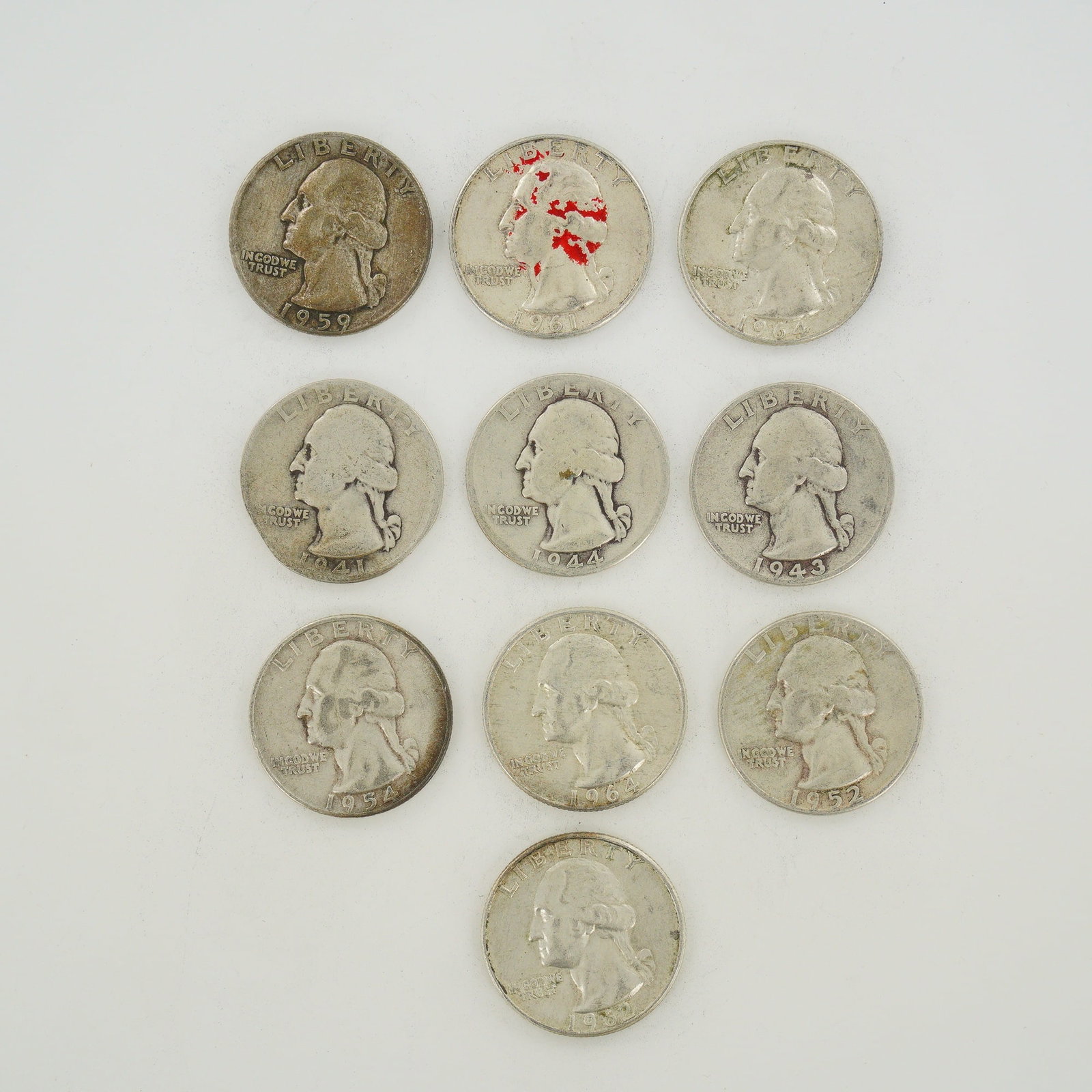 Ten US Silver Washington Quarters, 1941-1964: This collection of ten US Washington quarters is composed of 90% silver and 10% copper. The lot represents a mixed date bag of circulating coinage including the following dates: 1941, 1943, 1944, 1952