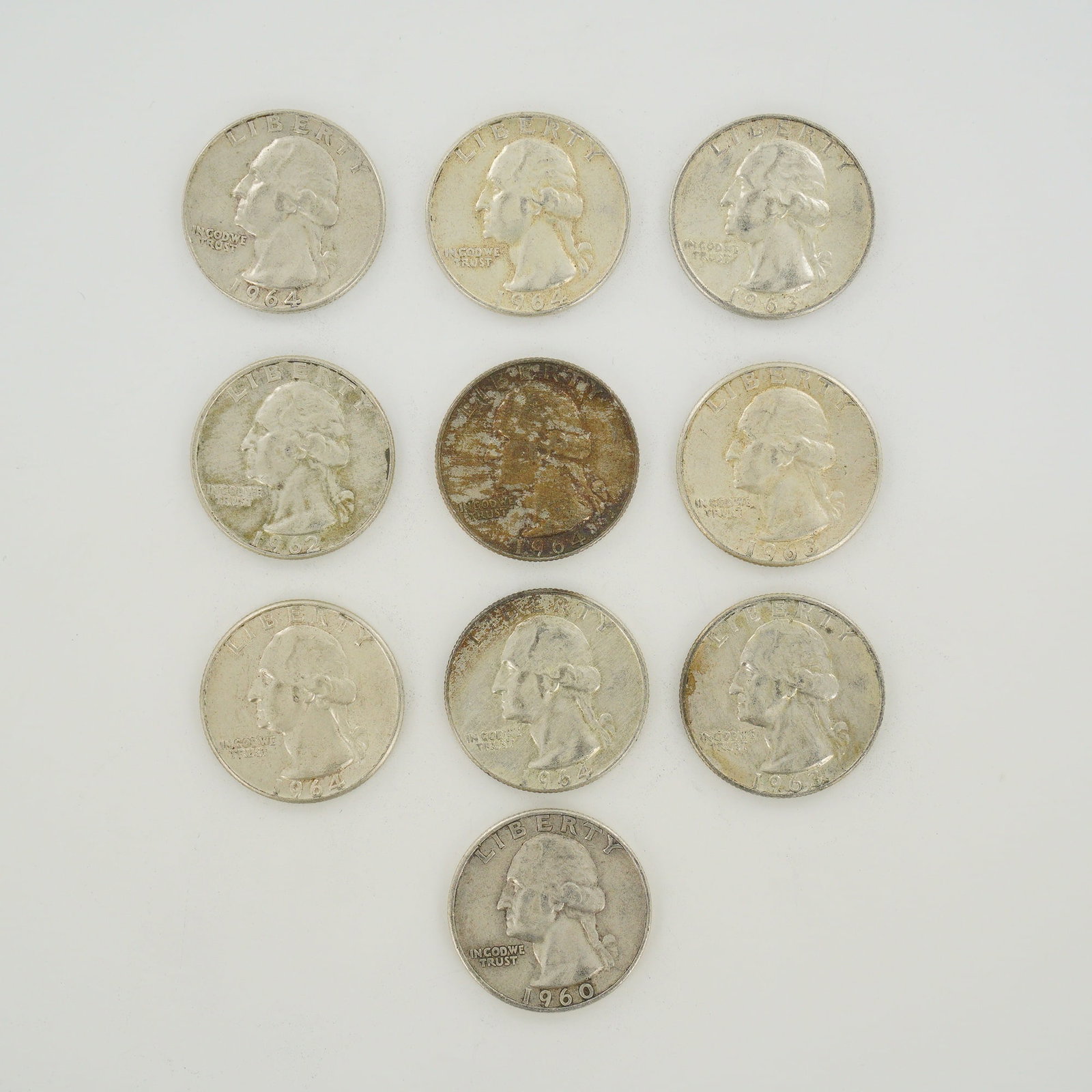 Ten US Silver Washington Quarters, 1960-1964: A collection of ten US Washington quarter dollars struck in 90% silver. This mixed date bag of coins includes 1960, 1963, and 1964 specimens. The obverse features the Washington design and the