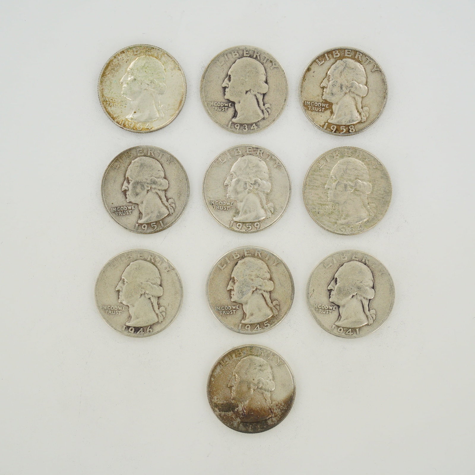 Ten US Washington Silver Quarters, 1934-1959: This group consists of ten US Washington quarters composed of 90% silver and 10% copper. These coins are representative of a mixed date bag of circulated silver coinage. The lot includes the following