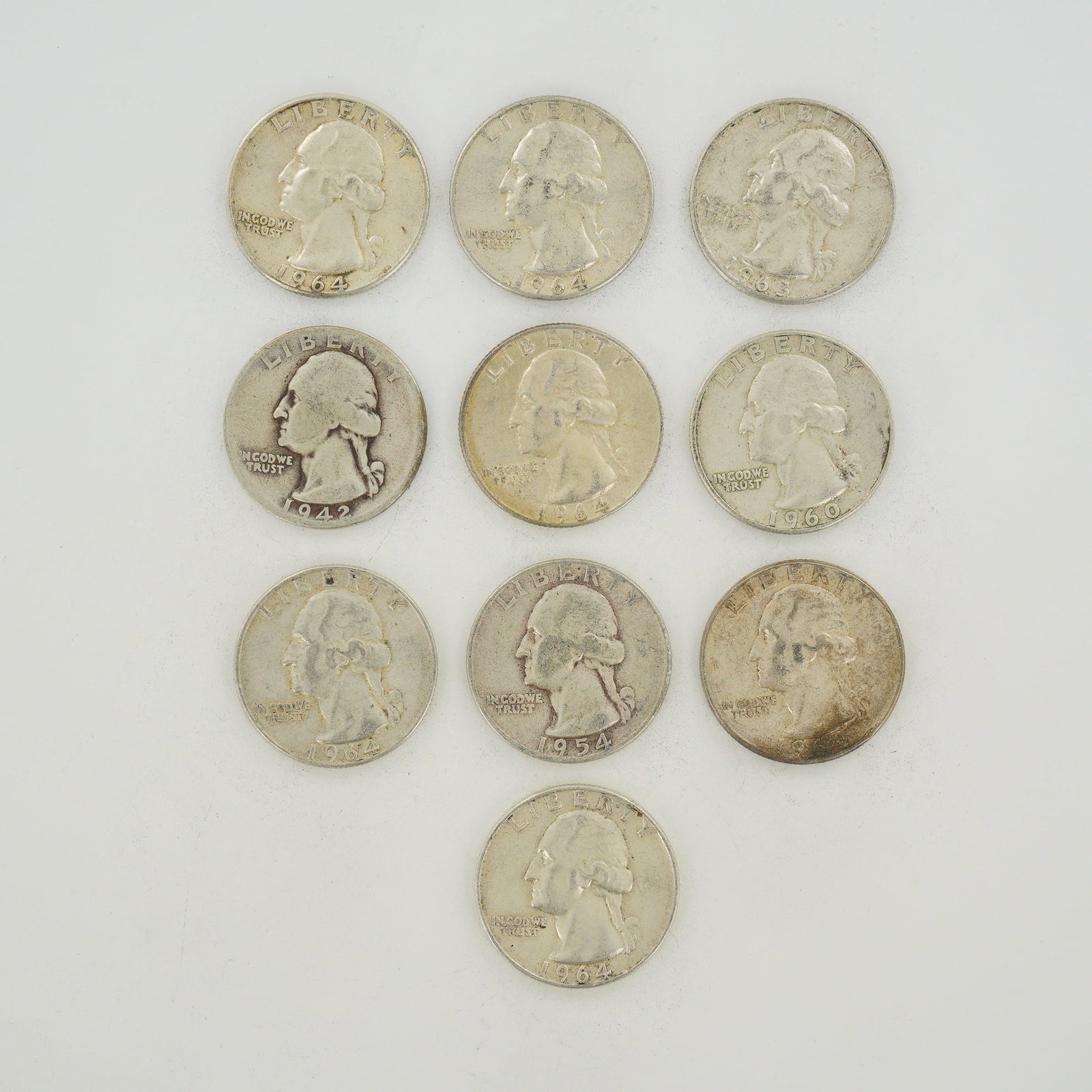 10pc Collection of US Silver Washington Quarter Dollars, 1942-1964: This collection consists of US Washington quarter dollars minted between 1942 and 1964. Each coin is struck in 90% silver. The group contains a mixed date bag of specimens, with visible years includin