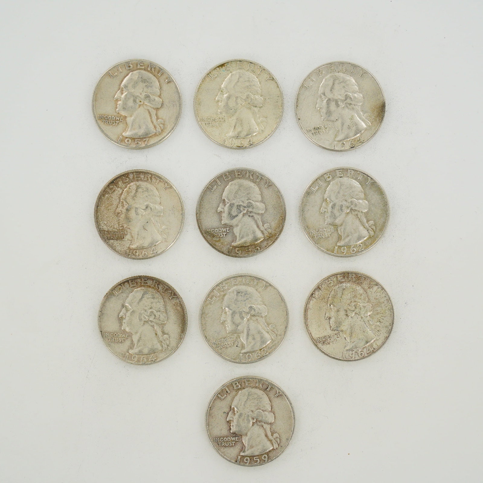 10pc Collection of US Silver Washington Quarter Dollars, 1957-1964: A collection of US Washington Quarter Dollars struck in 90% silver. This mixed date bag of coins includes specimens dated 1957, 1959, 1962, and 1964. The coins feature the Washington obverse and eagle