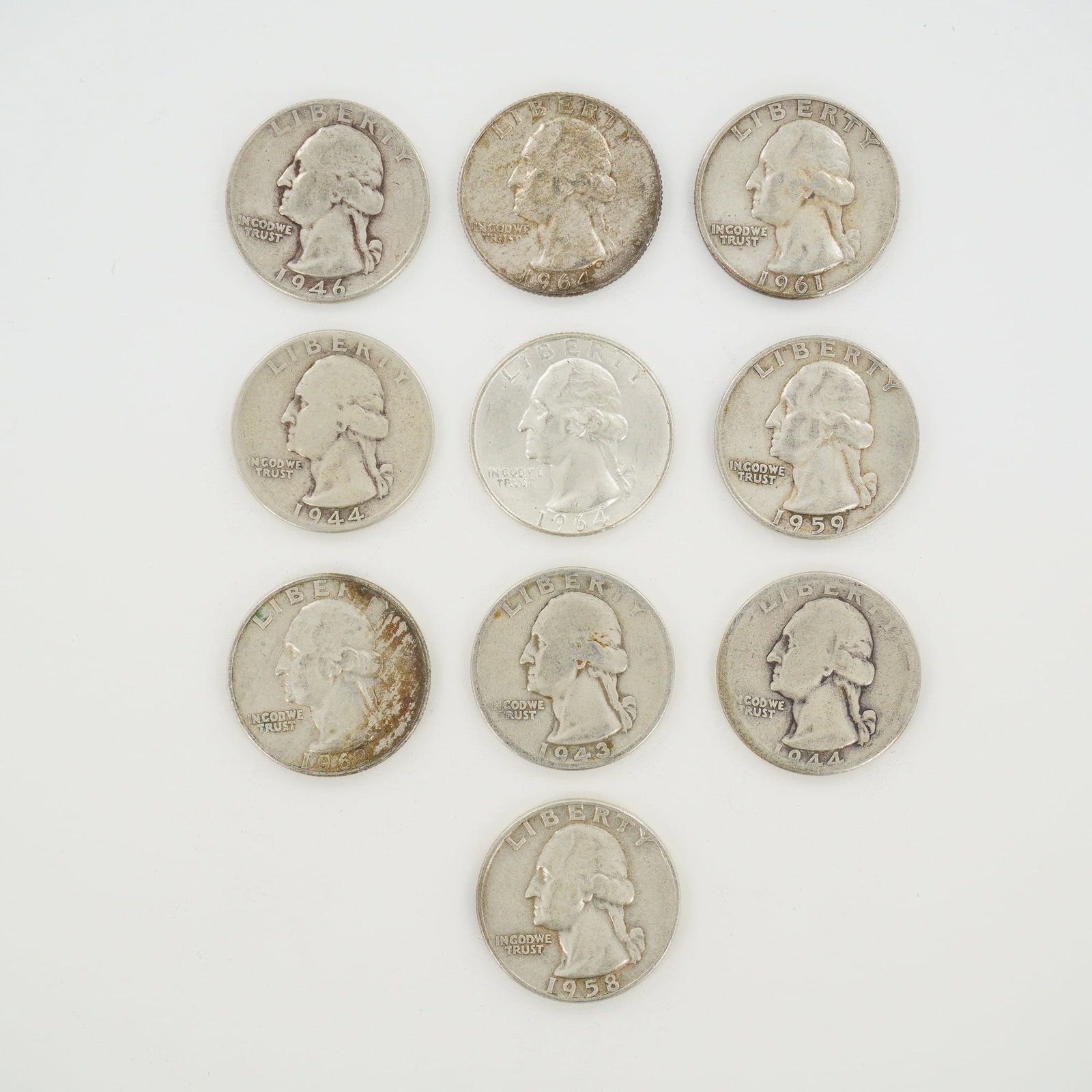 10pc Collection of US Silver Washington Quarters, 1943-1964: A collection of US Washington quarters struck in 90% silver and 10% copper. This mixed date bag of coins includes specimens from the Denver mint with dates ranging from 1943 to 1964. The obverse featu