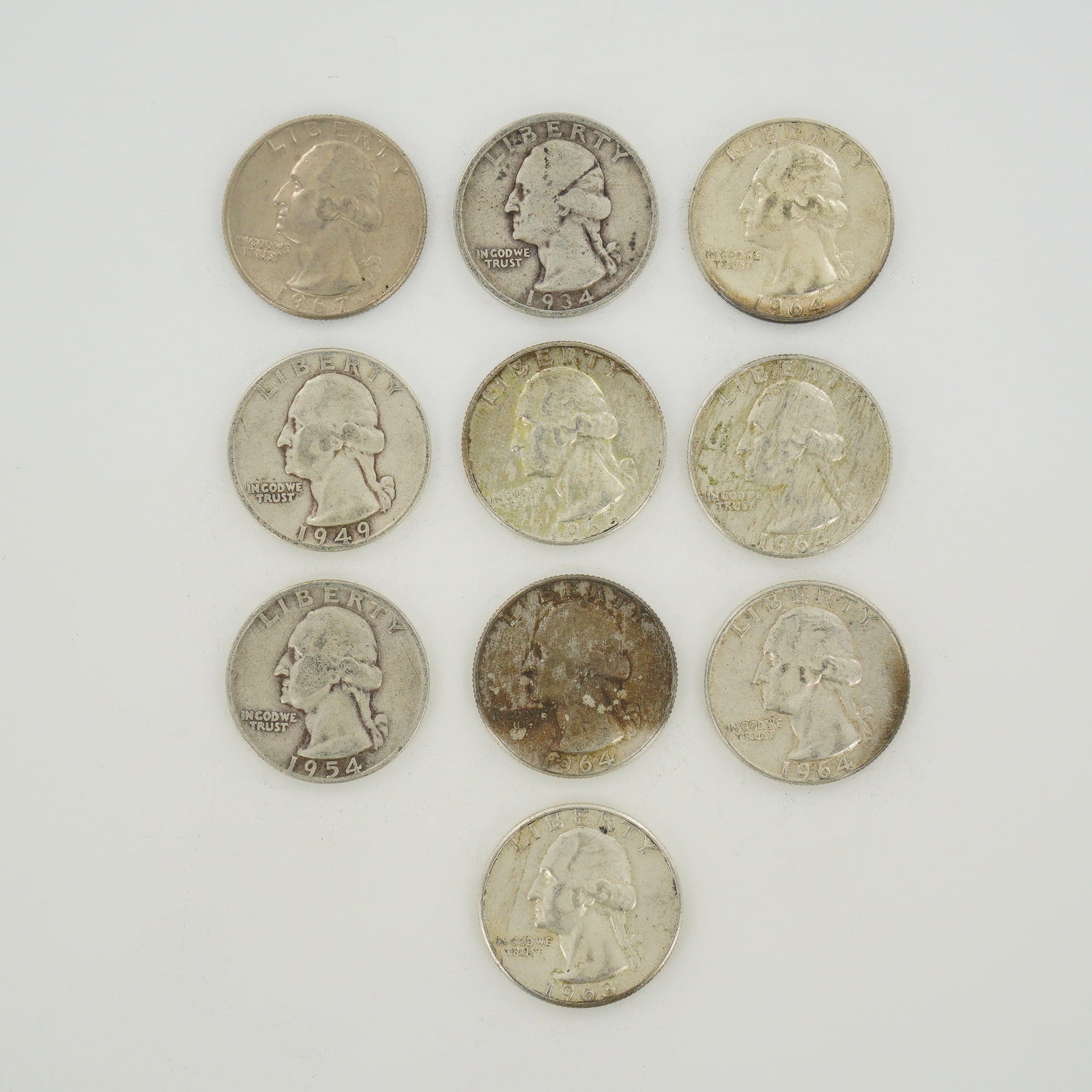 10pc Collection of US Washington Quarters, 1934-1967: This collection of US Washington quarters consists of a mixed date bag of coins struck in 90% silver, and the 1967 example struck in copper-nickel clad copper. The group includes dates ranging from 19