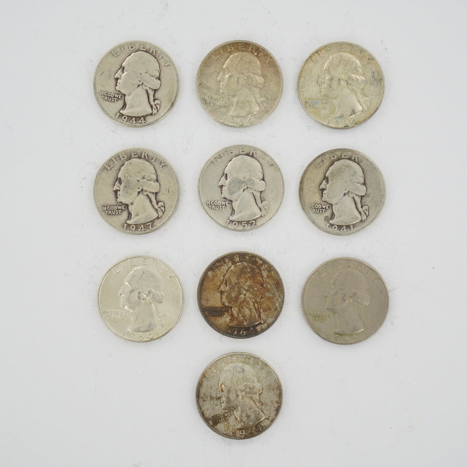 10pc Collection of US Washington Silver and Clad Quarter Dollars, 1941-1965: A collection of US Washington Quarter Dollars comprising 90% silver and copper-nickel clad issues. This mixed date bag of coins includes silver specimens dated 1941, 1944, 1947, 1952, and 1964, alongs