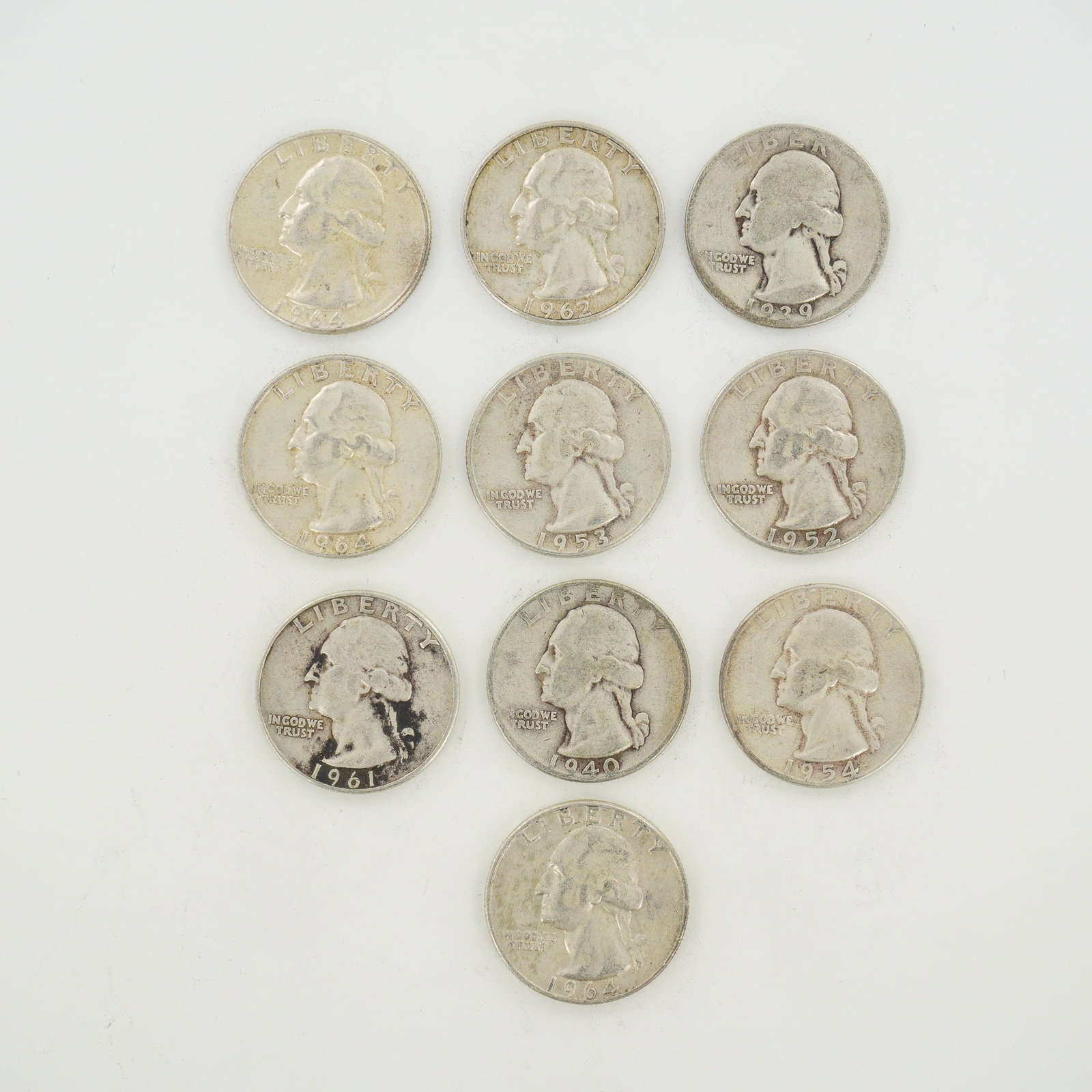 10pc Group of US Washington Silver Quarters, 1939-1964: This lot consists of US Washington quarters from a mixed date bag. Each piece is struck in an alloy of 90% silver and 10% copper. The obverse features the Washington head design, while the reverse dis