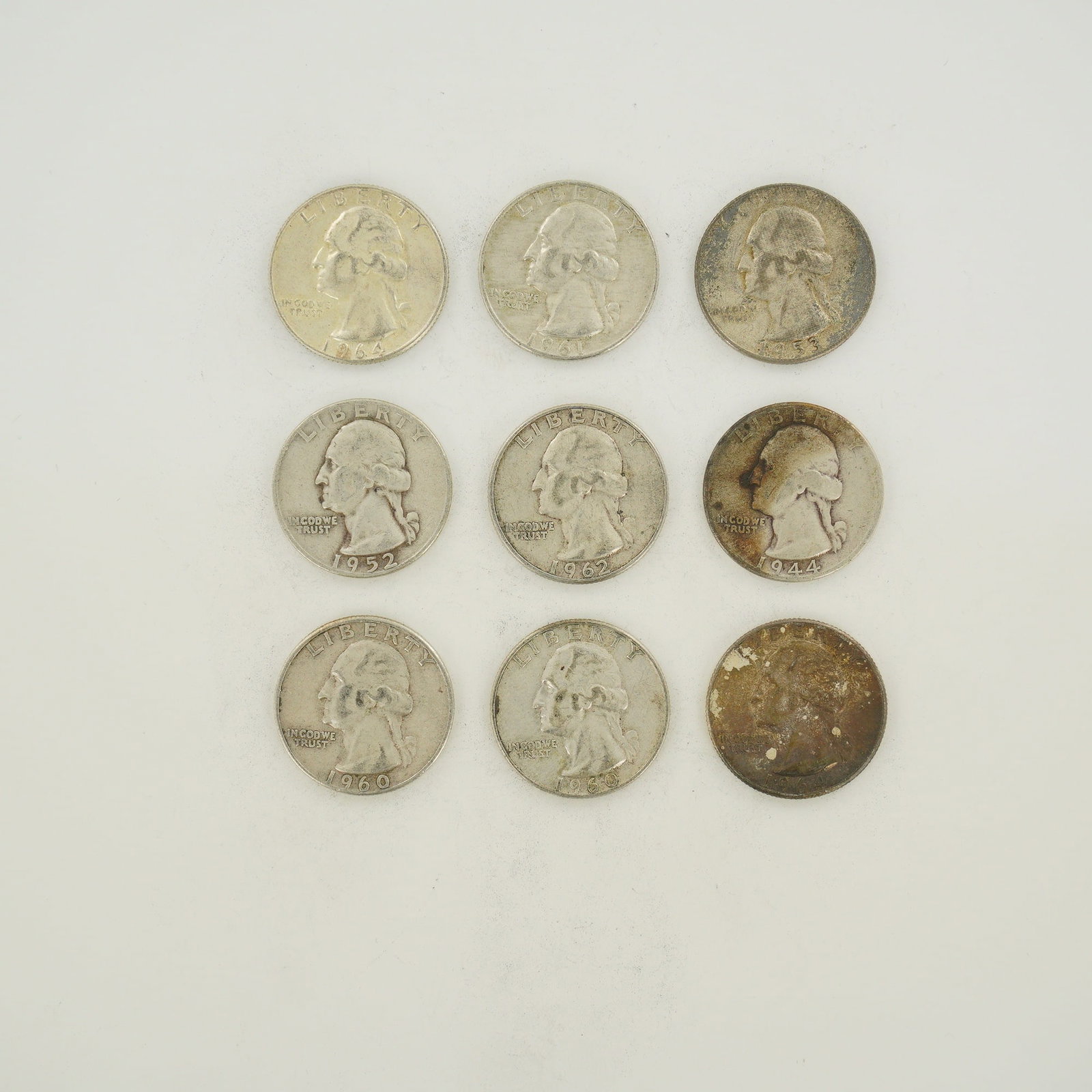 9pc Collection of US 90% Silver Washington Quarter Dollars, 1944-1964: This group of US Washington quarter dollars comprises a mixed date bag of 90% silver coinage. The collection includes issues from the Denver and San Francisco mint. The coins are struck in a compositi