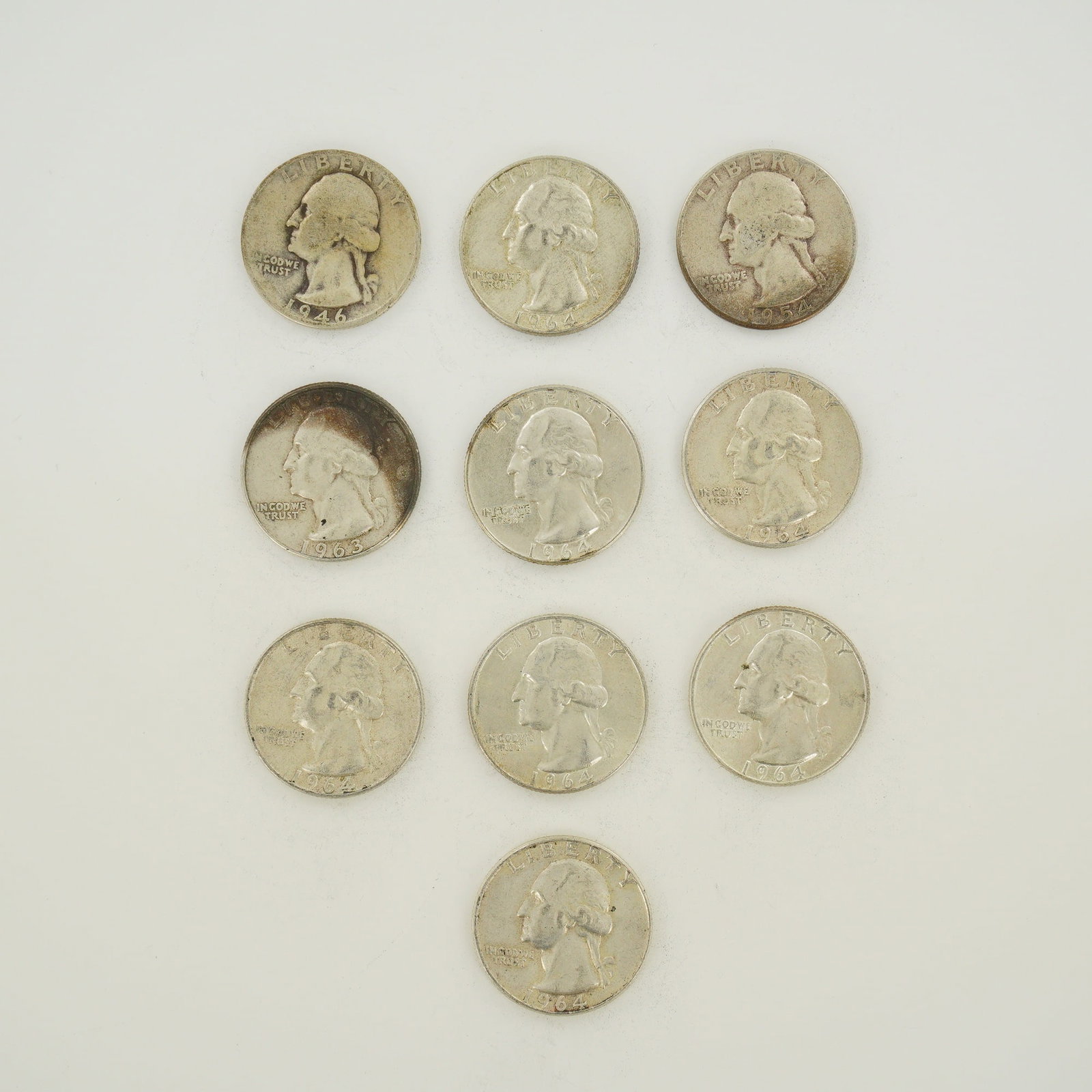 10pc Pre-1964 U.S. 90% Silver Washington Quarters: A collection of US Washington Quarter Dollars struck in 90% silver. This mixed date bag of coins includes issues dated 1946, 1954, 1963, and several dated 1964. Mint marks for the Denver Mint (D) are 