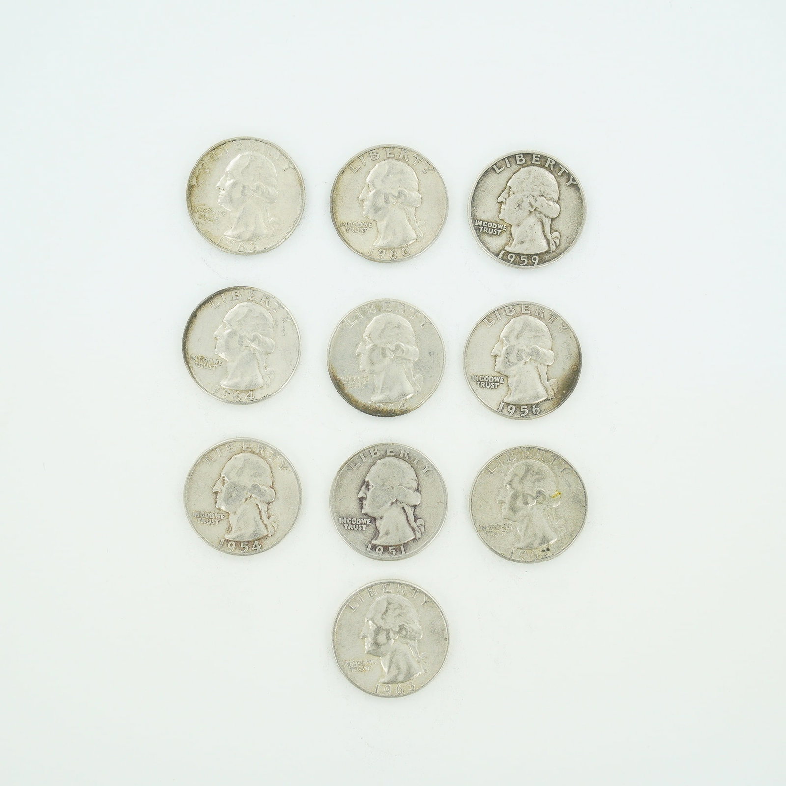 10pc Pre-1964 U.S. 90% Silver Washington Quarters: A collection of US Washington quarters struck in 90% silver. This mixed date bag of coinage includes specimens dated 1951, 1954, 1956, 1959, 1960, 1962, 1963, and 1964. The coins feature the Washingto
