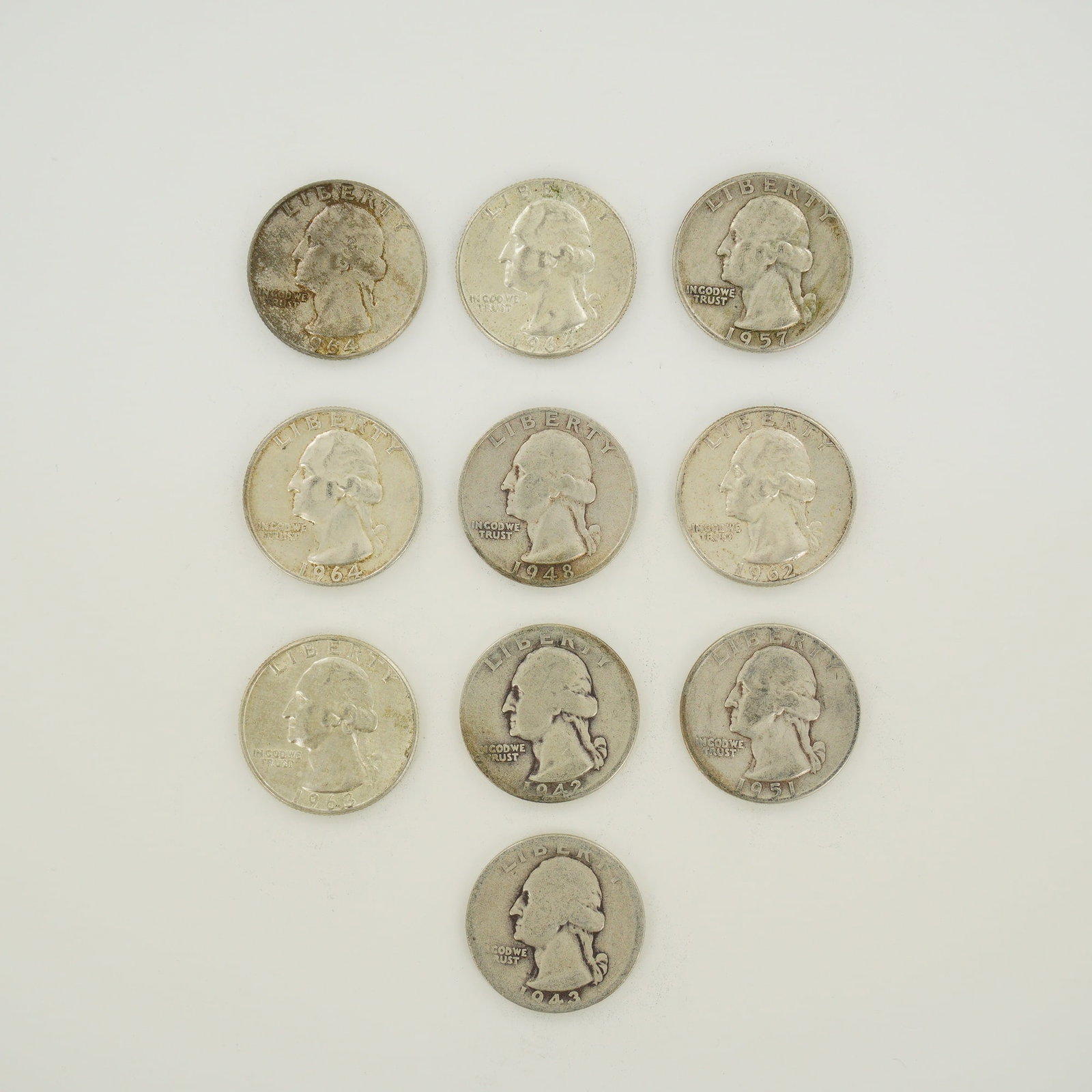 10pc Pre-1964 U.S. 90% Silver Washington Quarters: A collection of US Washington quarter dollars struck in 90% silver. This mixed date bag of coins features the Washington obverse and heraldic eagle reverse. The group includes issues from the Philadel