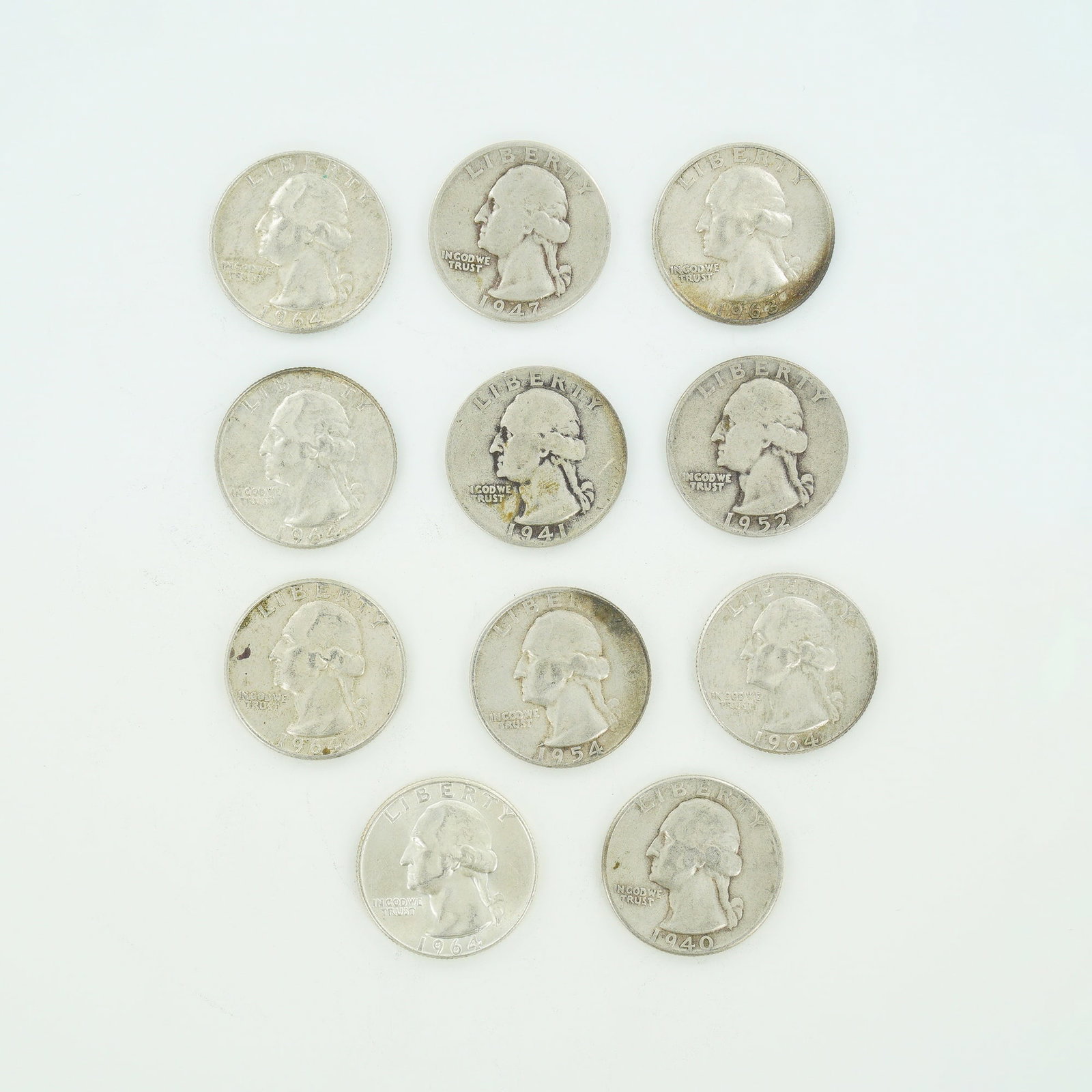 10pc Pre-1964 U.S. 90% Silver Washington Quarters: A collection of eleven US Washington silver quarter dollars. This mixed date bag of coins consists of 90 percent silver and 10 percent copper. The lot includes various dates and mint marks: 1940, 1941