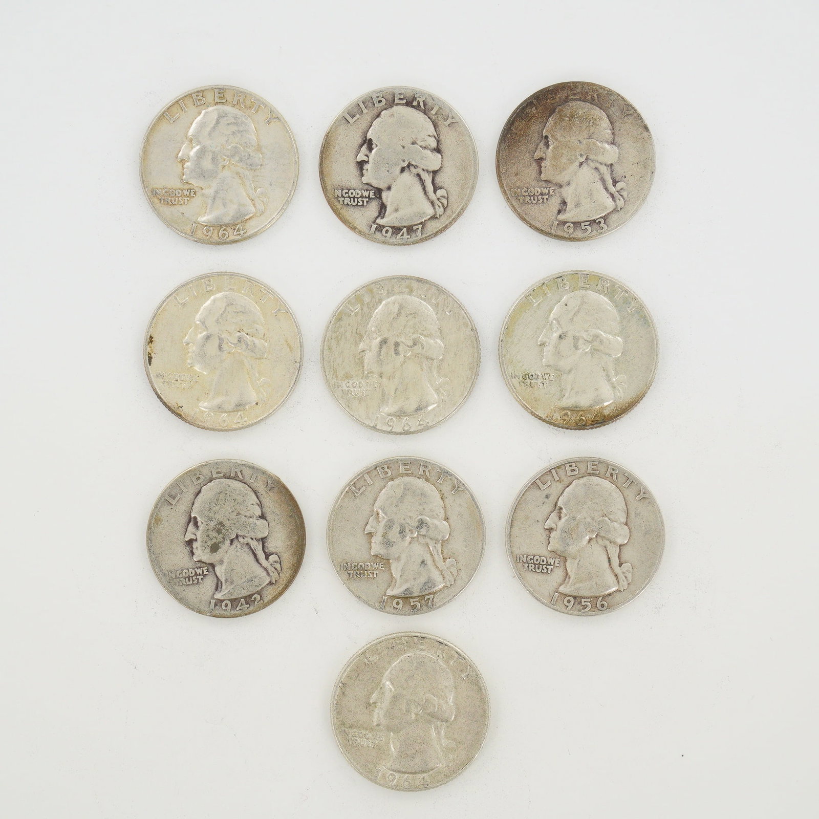 10pc Pre-1964 U.S. 90% Silver Washington Quarters: A collection of US Washington Quarters presented as a mixed date bag of 90% silver coinage. The group contains specimens with dates ranging from 1942 to 1964. Each coin features the Washington profile