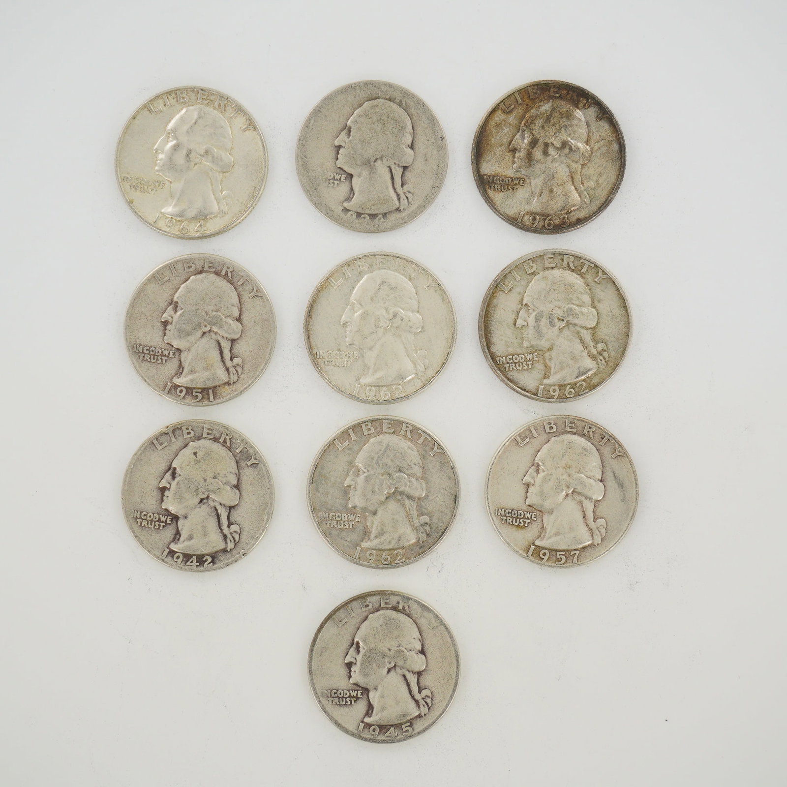 10pc Pre-1964 U.S. 90% Silver Washington Quarters: A collection of US Washington quarter dollars struck in 90% silver. This mixed date bag of coinage contains specimens dated 1934, 1942, 1945, 1951, 1957, 1962, 1963, and 1964. The group includes mint 