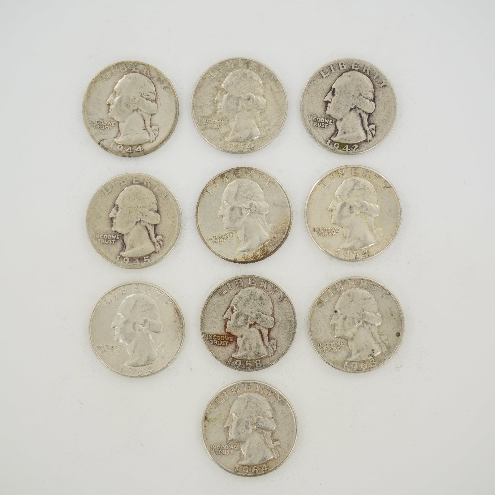 10pc Pre-1964 U.S. 90% Silver Washington Quarters: A collection of US Washington quarters struck in 90% silver with a .900 fineness. This mixed date bag of coinage includes specimens from the Philadelphia and Denver mints. The group contains examples 