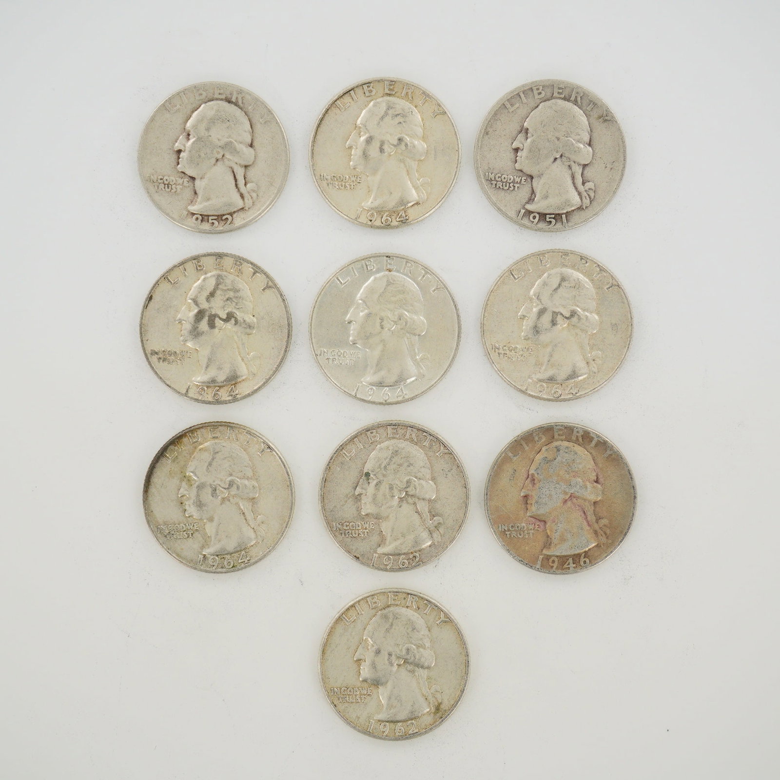 10pc Pre-1964 U.S. 90% Silver Washington Quarters: A mixed date bag of ten US Washington type silver quarters dating from 1946 to 1964. The coins are struck in a composition of 90% silver and 10% copper. The assortment includes one 1946, one 1951, one