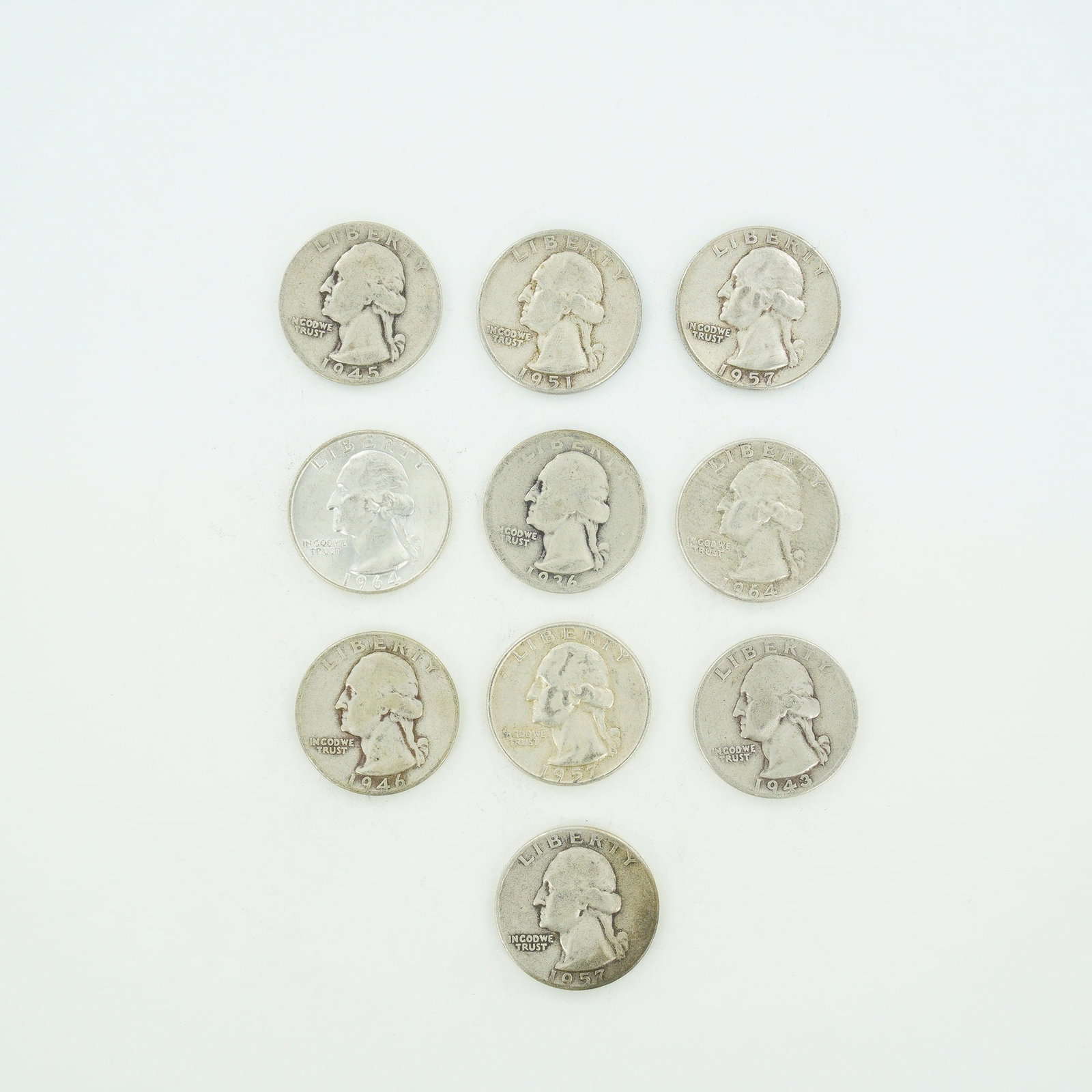 10pc Pre-1964 U.S. 90% Silver Washington Quarters: A collection of US Washington Quarter Dollars consisting of a mixed date bag of 90% silver coinage minted prior to 1965. The group includes specimens with the following dates: 1936, 1943, 1945, 1946,