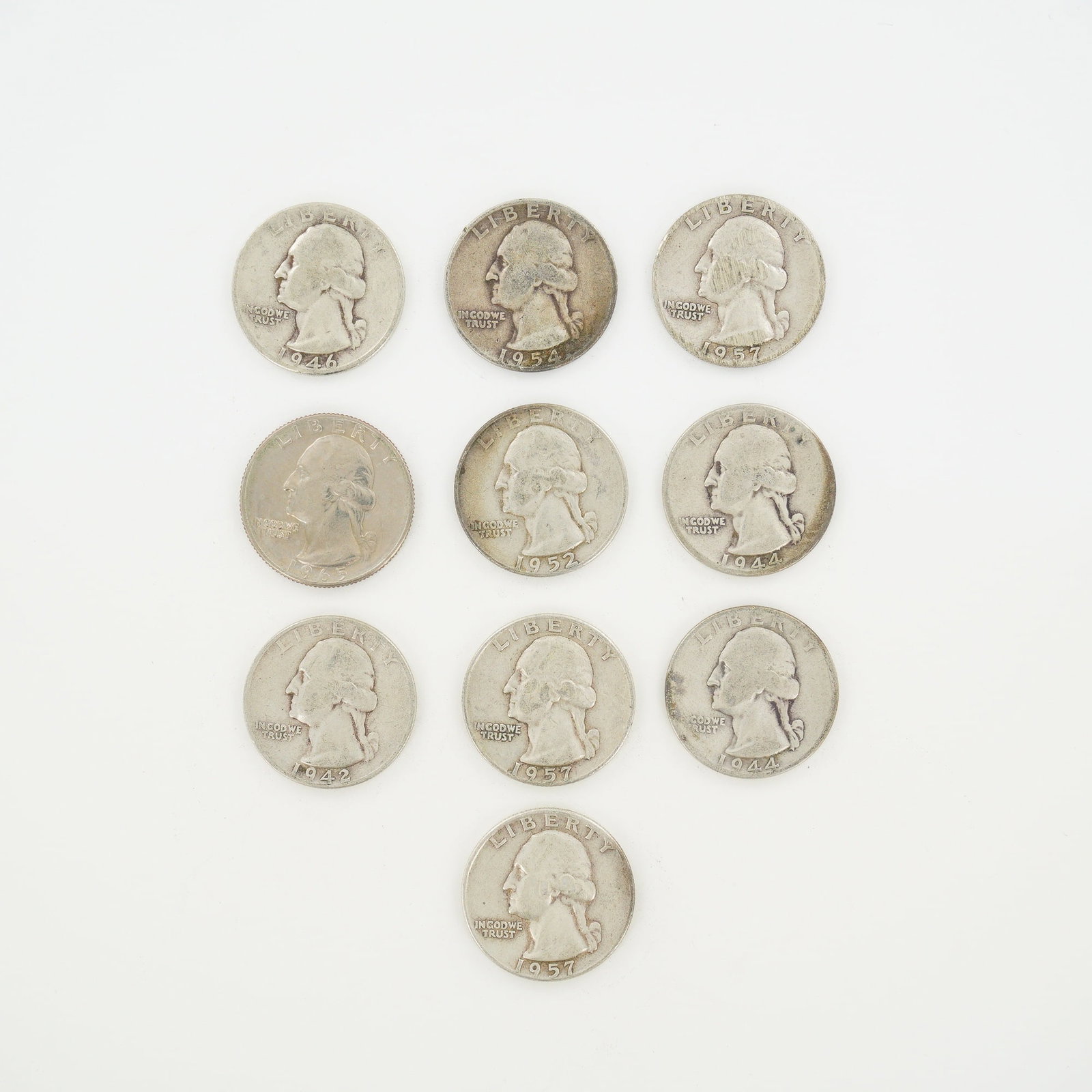 10pc Pre-1964 U.S. 90% Silver Washington Quarters: A collection of ten struck US Washington quarters comprising nine 90% silver issues and one copper-nickel clad issue. The silver specimens include dates 1942, 1944 (two), 1946-D, 1952-D, 1954-D,