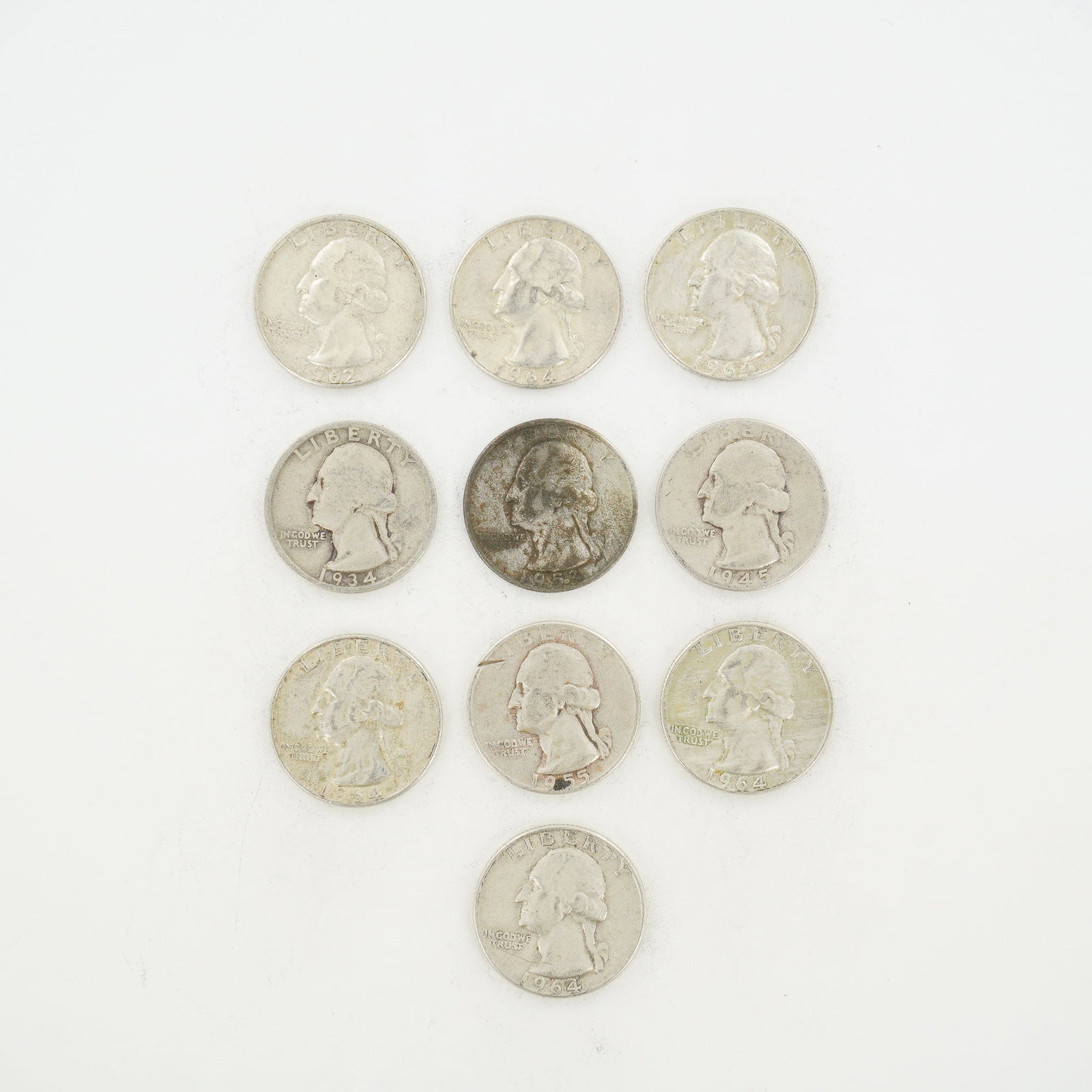 10pc Pre-1964 U.S. 90% Silver Washington Quarters: A collection of US Washington silver quarters. This group of coins includes specimens with dates ranging from 1934 to 1964, specifically 1934, 1945, 1953, 1955, 1962, and 1964. Each coin is struck in 