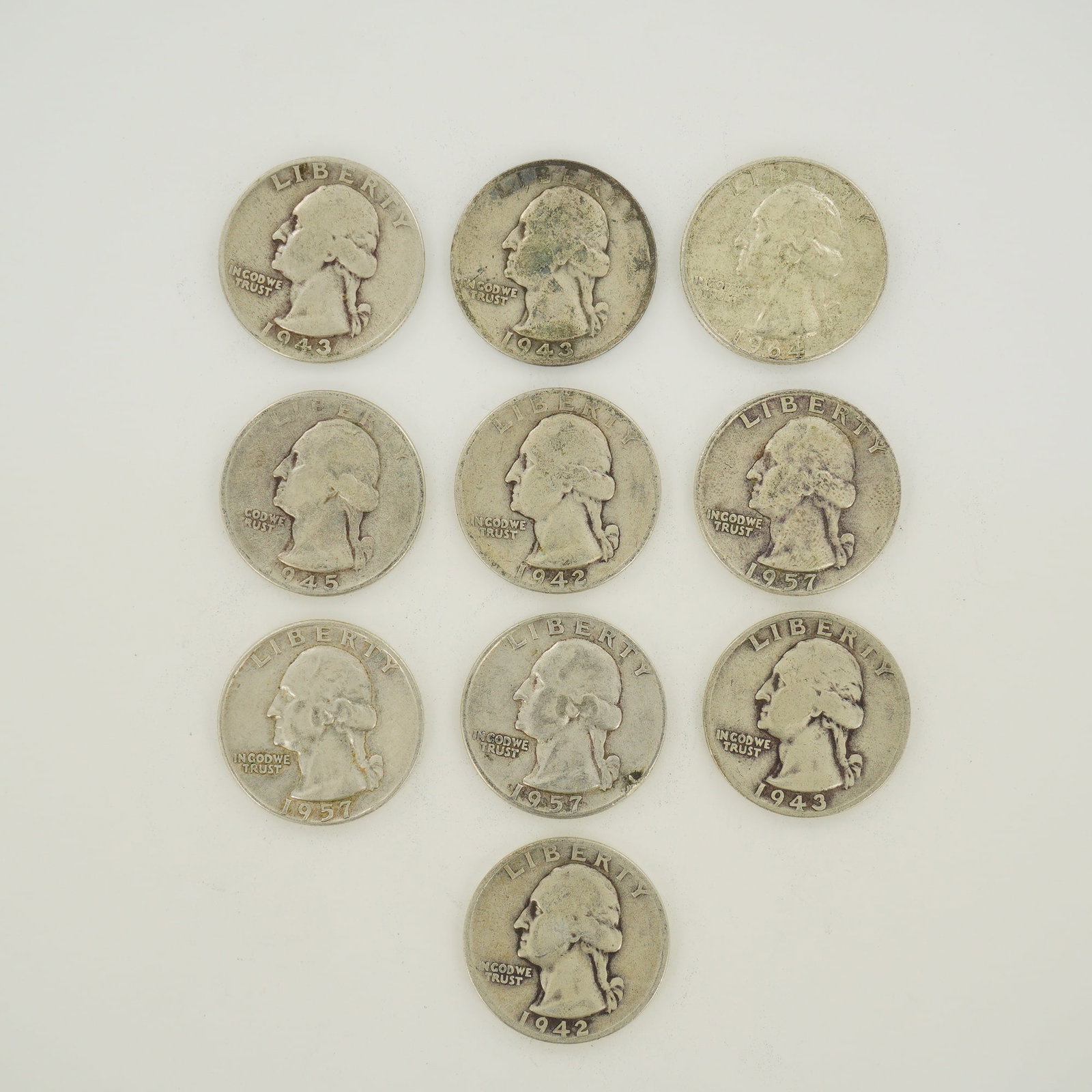 10pc Pre-1964 U.S. 90% Silver Washington Quarters: A collection of ten US Washington quarters struck in 90% silver. The group consists of two 1942-S, one 1943, two 1943-S, one 1945, three 1957-D, and one 1964 specimen. These coins feature the Washingt
