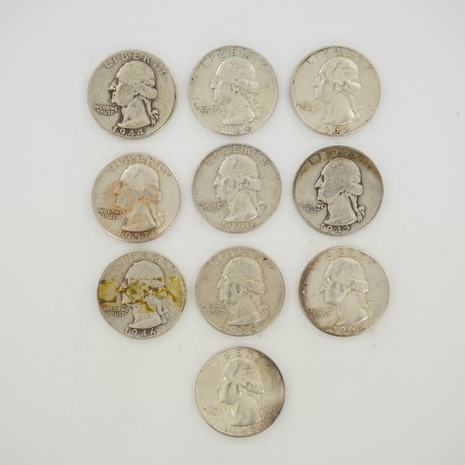10pc Pre-1964 U.S. 90% Silver Washington Quarters: A collection of US Washington quarter dollars struck in 90% silver. This mixed date bag of coins includes issues dated 1942, 1944, 1946, 1957, 1959-D, 1960-D, and 1964. The Denver Mint issues, specifi