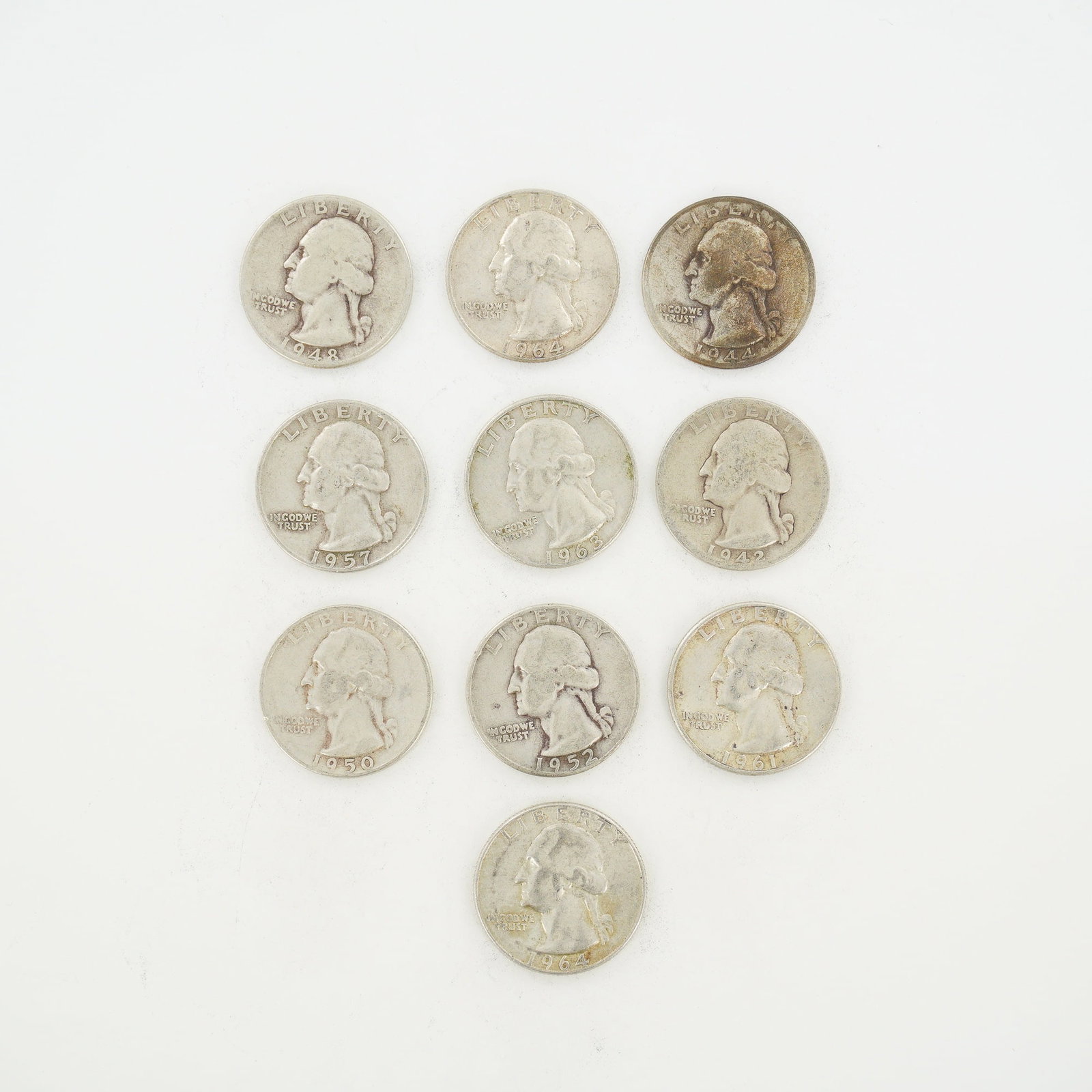 10pc Pre-1964 U.S. 90% Silver Washington Quarters: A collection of US Washington Quarter coins struck in 90% silver. The coins feature the Washington portrait obverse and the eagle reverse design by John Flanagan. Included in the group are specimens f