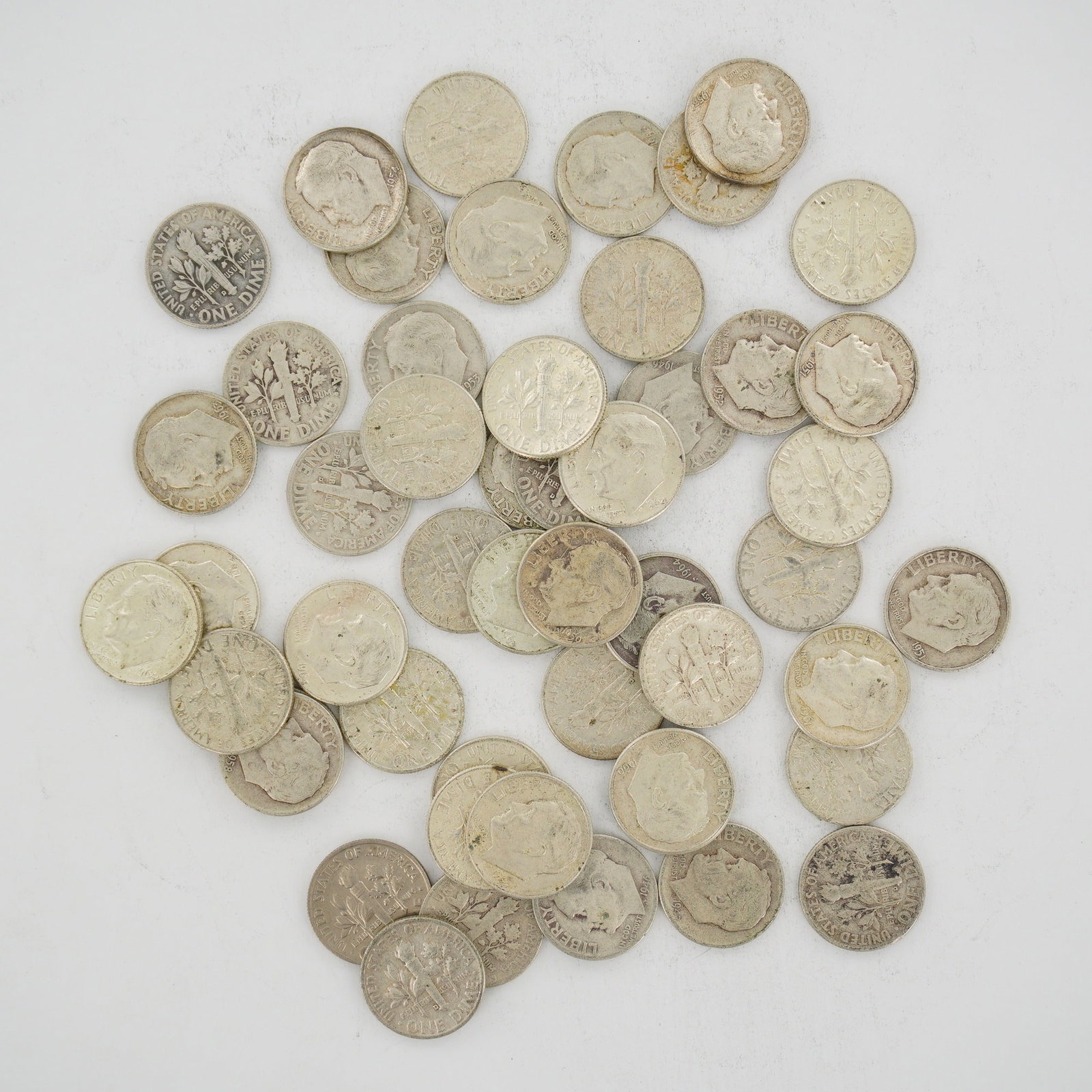 A Collection of US 90% Silver Roosevelt Dimes, Mixed Date Bag: This collection of US Roosevelt dimes consists of coins minted between 1946 and 1964. Struck in 90% silver and 10% copper, this mixed date bag of coinage includes various years of issue including 1946