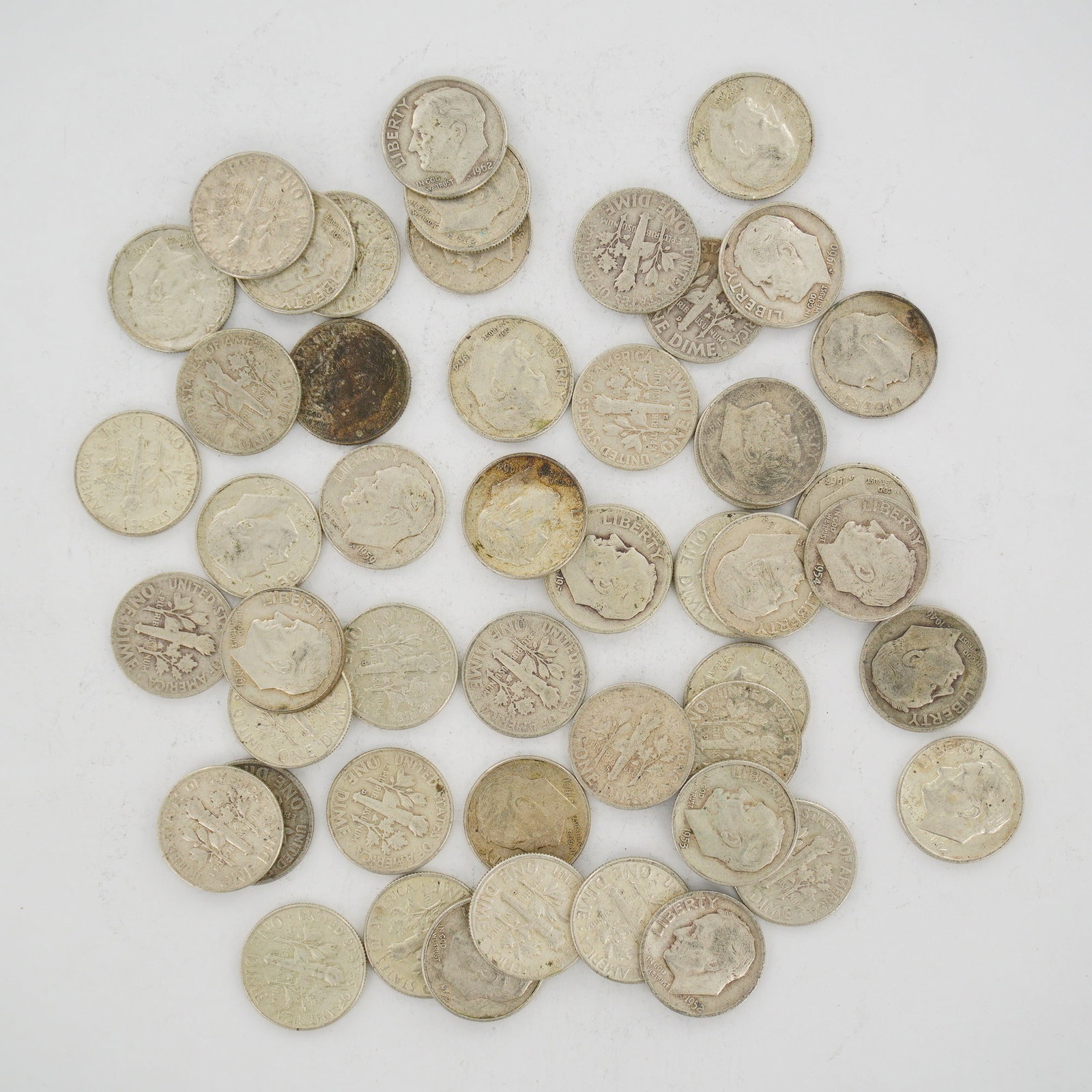 A Collection of US 90% Silver Roosevelt Dimes, Mixed Dates: This collection of US Roosevelt dimes consists of a mixed date bag of specimens struck between 1946 and 1964. The coins are composed of 90 percent silver. The obverse features the Roosevelt design