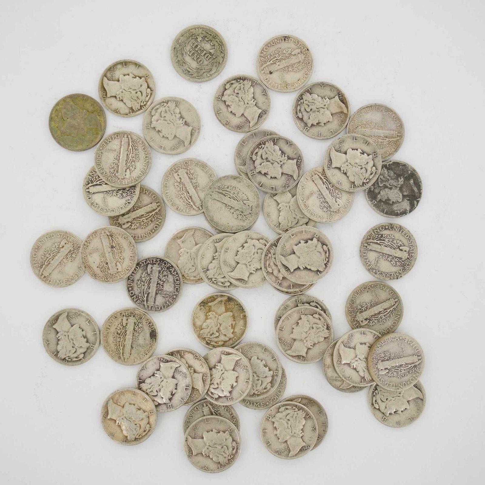 50pc Pre-1945 U.S. 90% Silver Mercury Dimes: This collection of US silver coinage consists of a mixed date bag of dimes struck in 90% silver. The group is primarily composed of Mercury (Winged Liberty Head) dimes with dates including 1928,