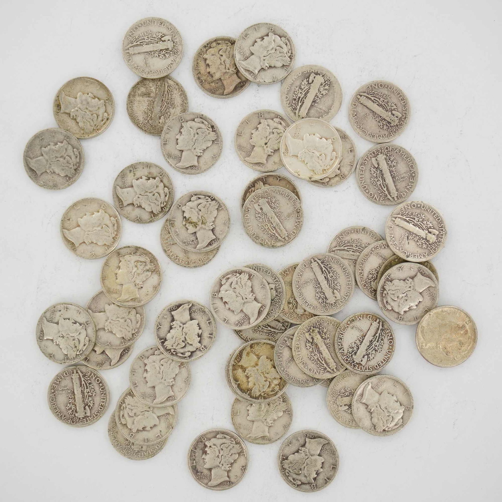 50pc Pre-1945 U.S. 90% Silver Mercury Dimes: This collection consists of a mixed date bag of US Winged Liberty Head dimes, commonly known as Mercury dimes, struck in 90% silver with reeded edges. The assortment includes coins with identifiable
