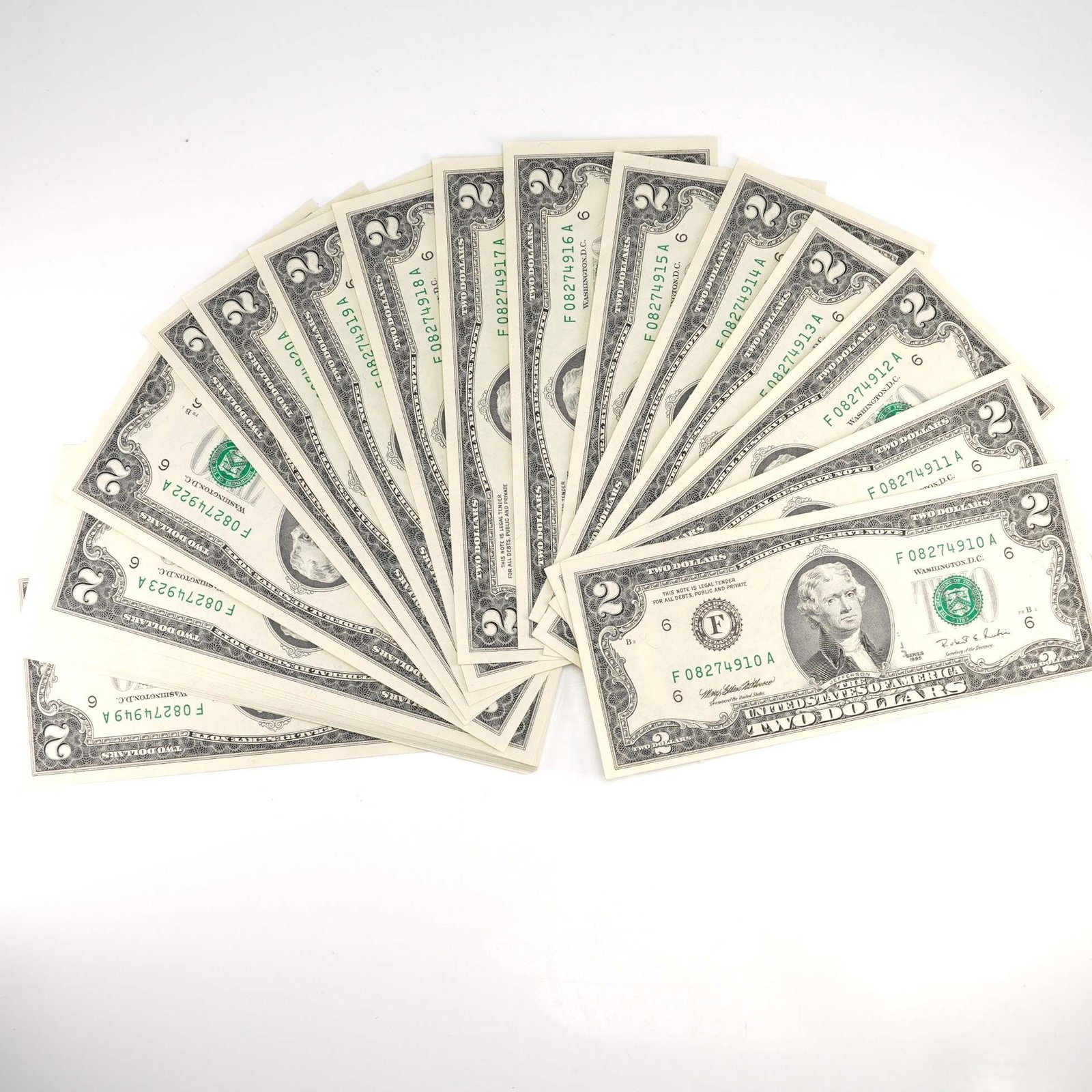 40pc 1995 U.S. Federal Reserve Two Dollars Notes in Consecutive Order: Sequential Two Dollars Notes spans serial numbers F08274910A - F08274949A, each note featuring the portrait of Thomas Jefferson on the obverse with green Treasury seal and matching green serial