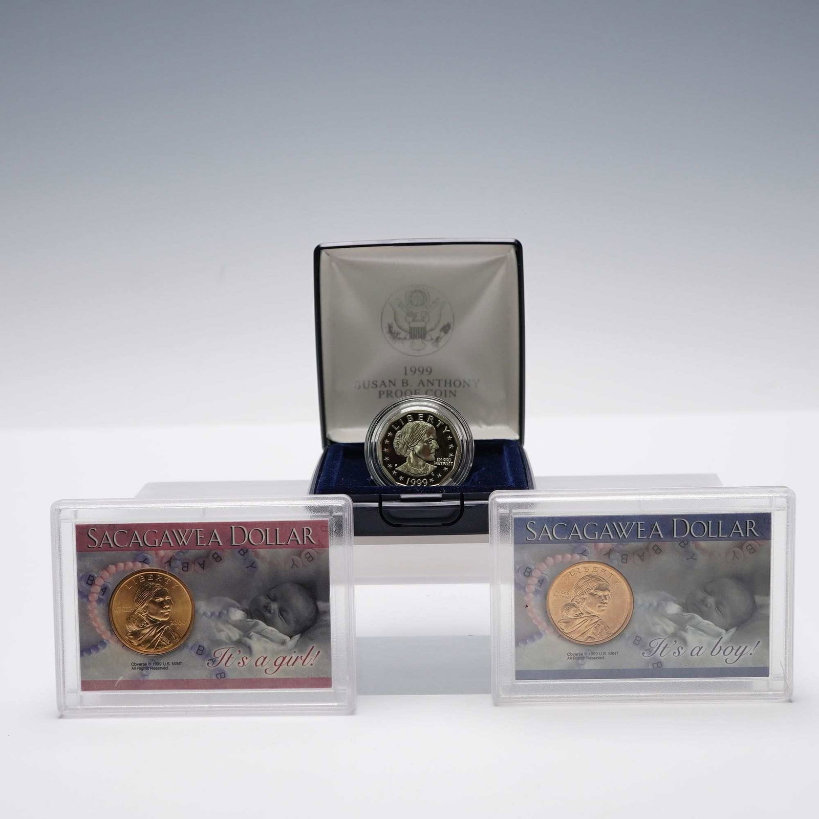 3pc 1999-P Susan B. Anthony Dollar Coin & 2000-P Sacagawea Dollar Coins: A three piece collection that includes a 1999 United States Mint Proof Coin, one 2000-P Sacagawea Dollar coin minted in Philadelphia, and one undated Sacagawea dollar coin. The Sacagawea Dollars are p