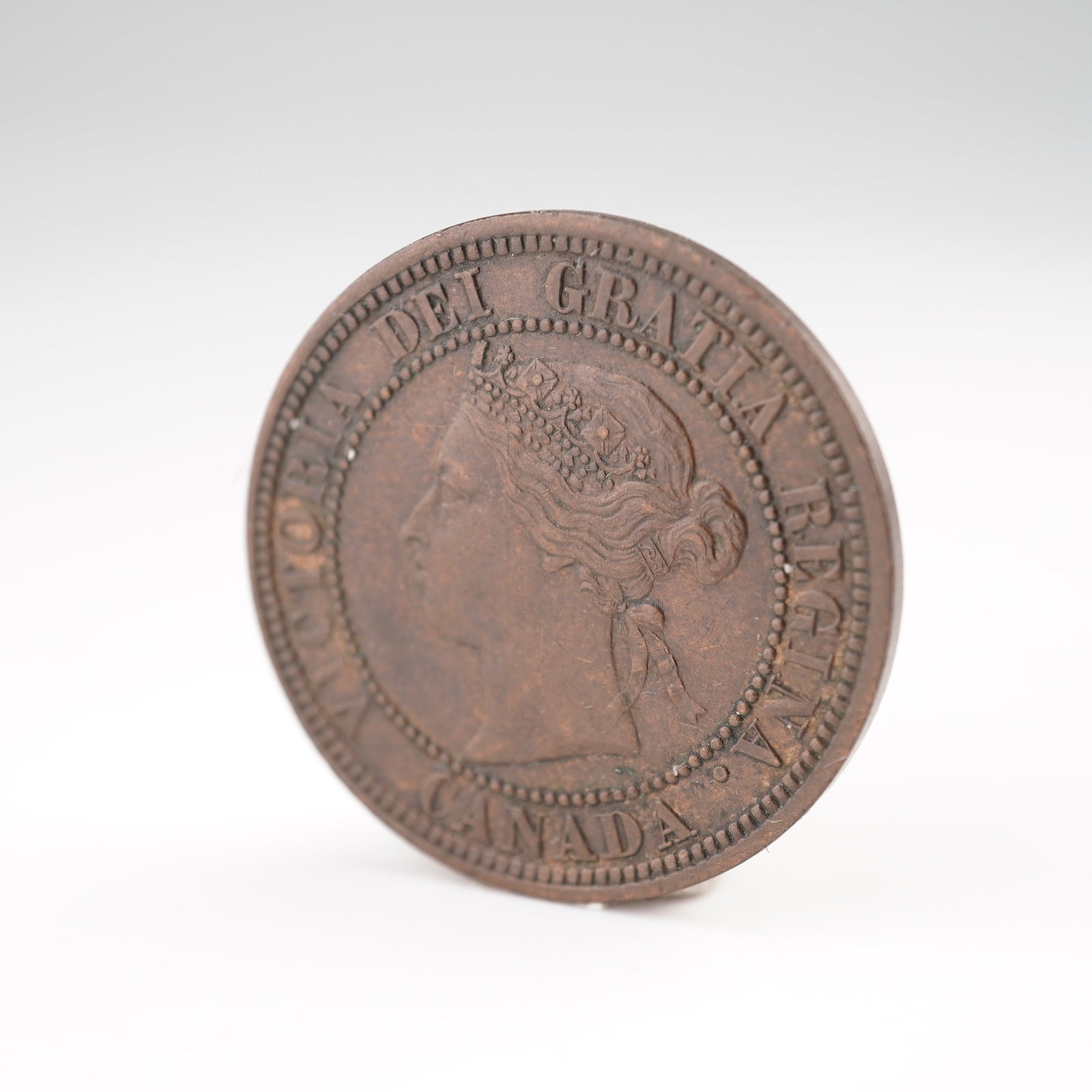 1881-H Victoria 1 Cent Double Die Obverse Coin: Struck at the Heaton Mint in Birmingham, England, this bronze coin features the left-facing portrait of Queen Victoria wearing a laurel wreath on the obverse, surrounded by the inscription VICTORIA DE