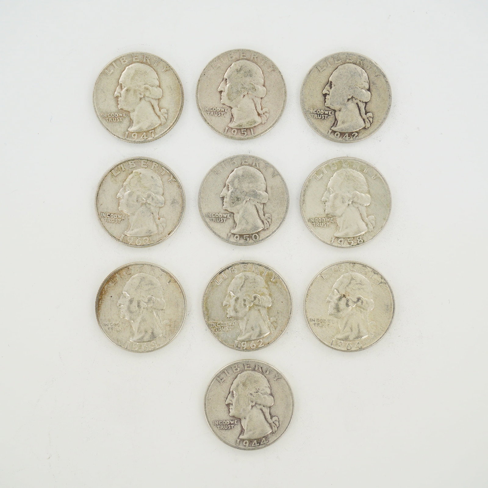 10pc Collection of US Silver Washington Quarters, 1942-1964: This group consists of US Washington quarter dollars, struck in 90% silver and 10% copper. The assortment features mixed dates ranging from 1942 to 1964, specifically 1942, 1944, 1947, 1950, 1951, 195