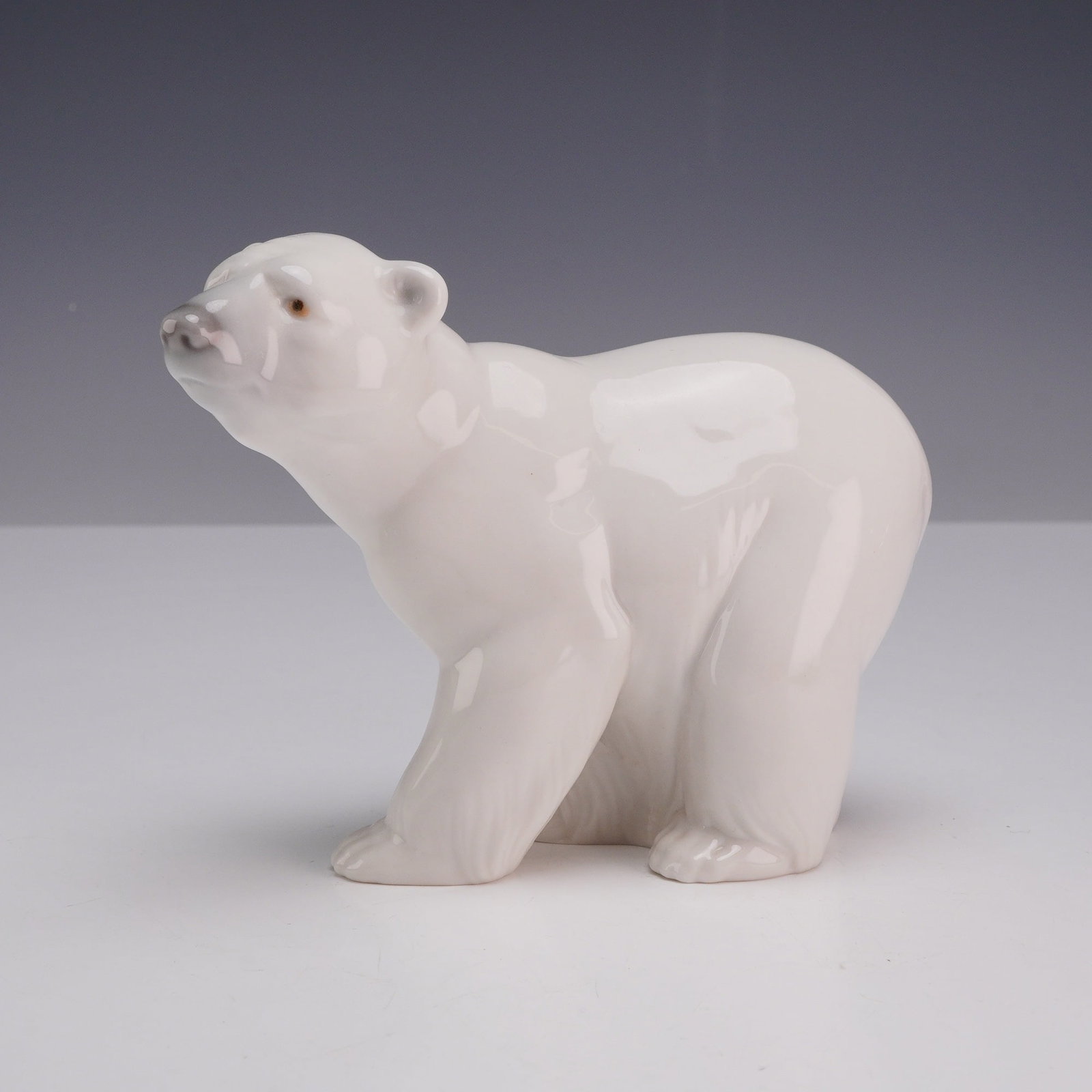 Lladro Attentive Polar Bear Porcelain Figurine Model 1001207 (1 of 3)